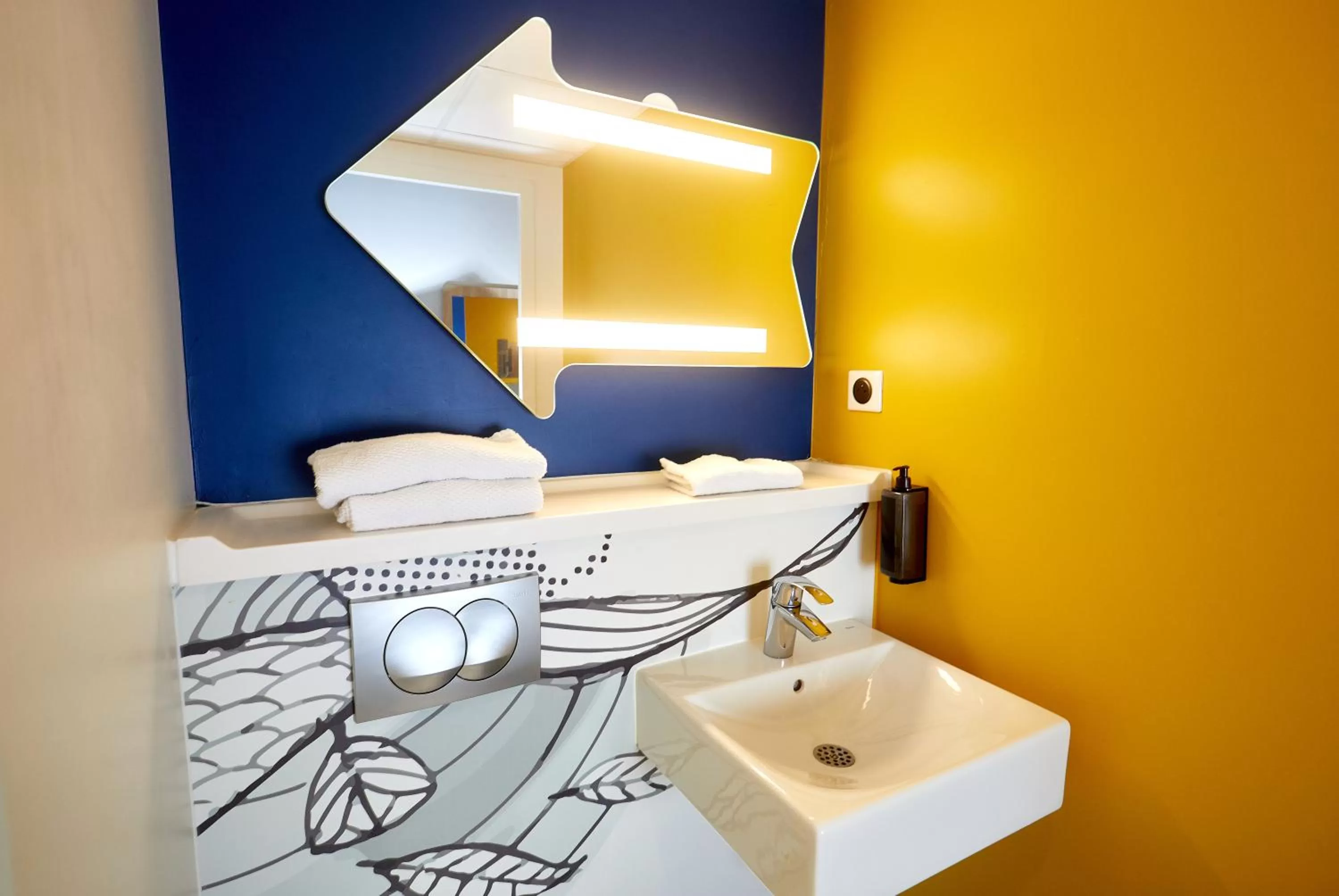 Bathroom in ibis budget Auxerre Centre