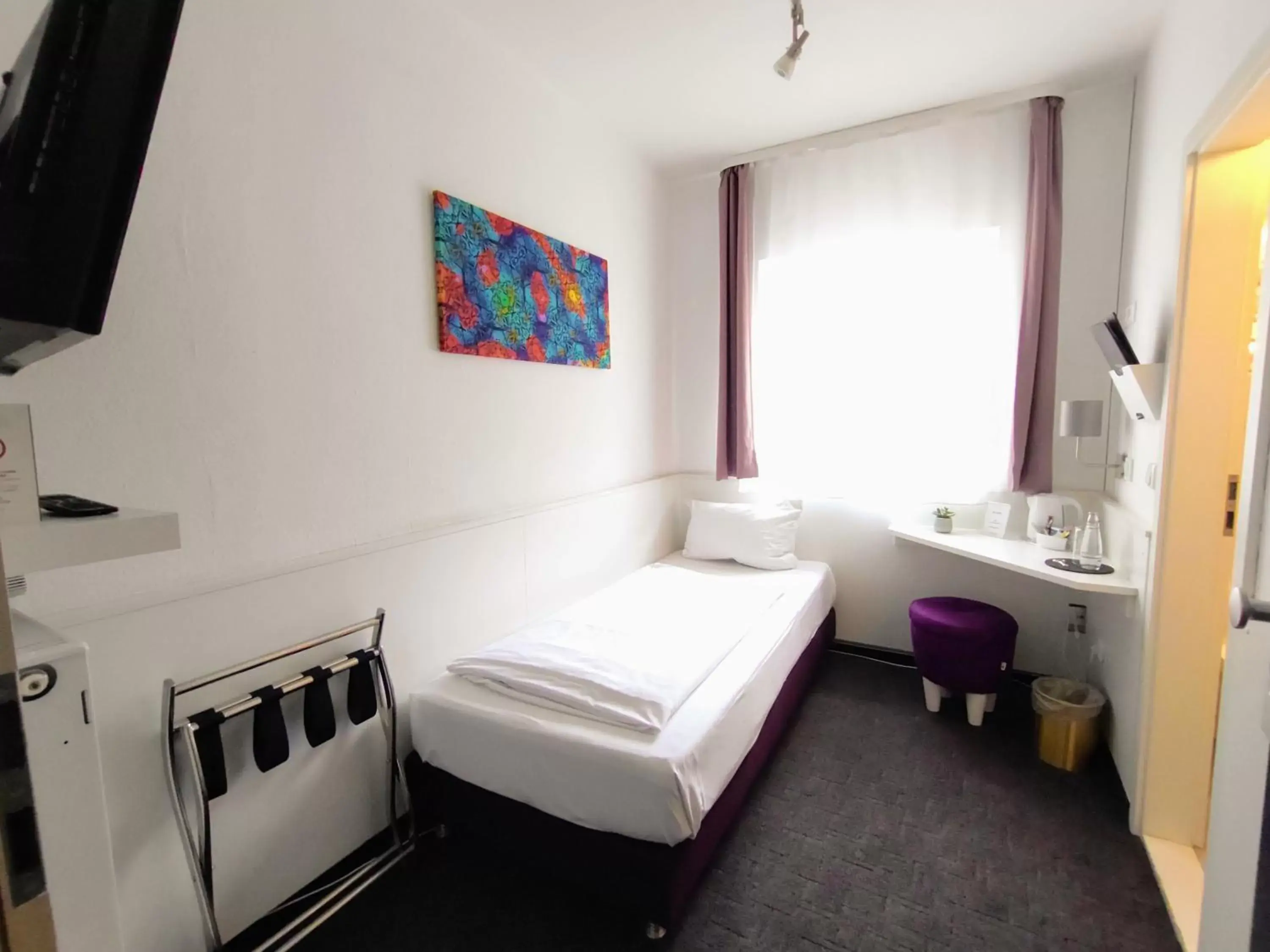 Economy Single Room in Les Nations Economy Single Room in Les Nations