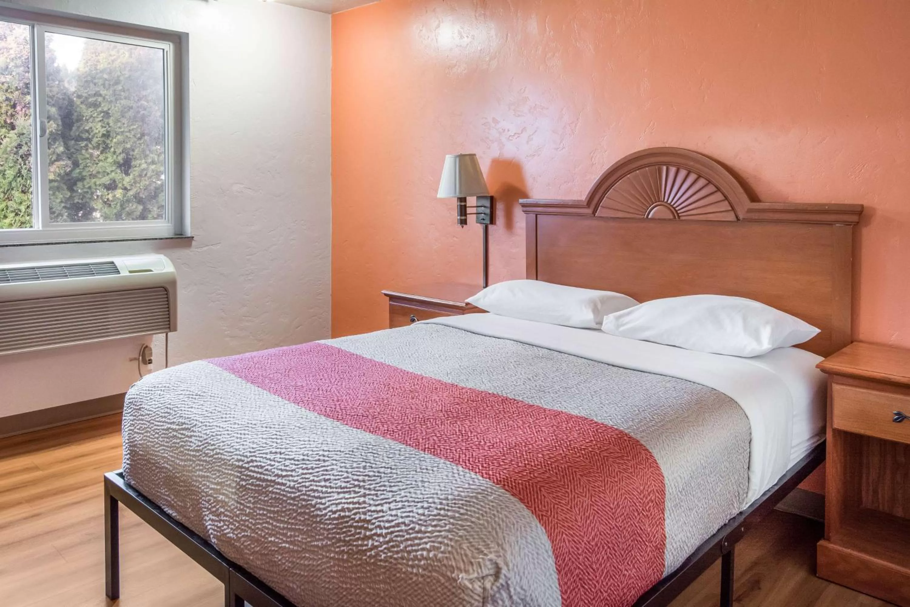 Photo of the whole room, Bed in Motel 6-Wilsonville, OR - Portland