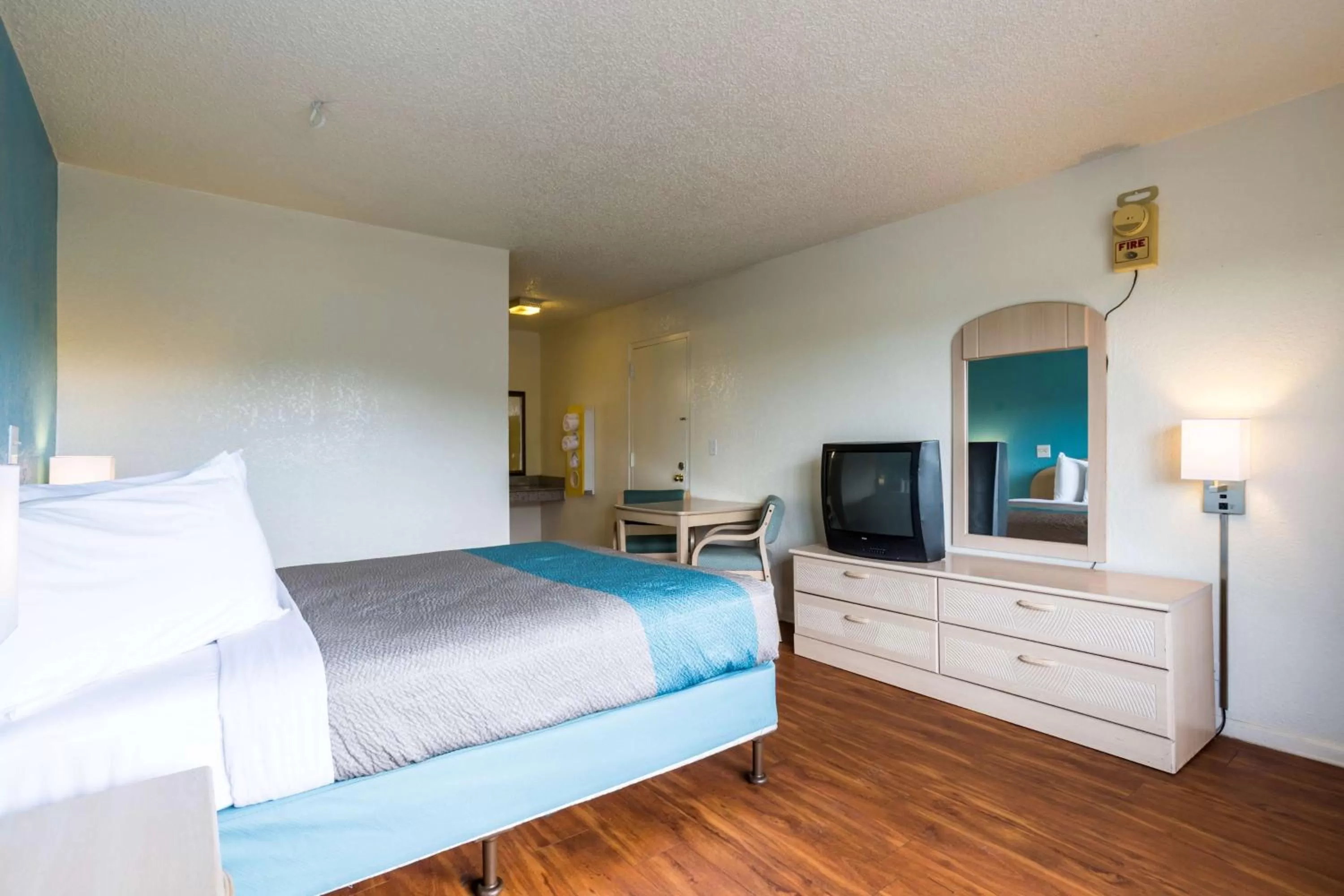 Bedroom, Bed in Motel 6-Spring Hill, FL - Weeki Wachee