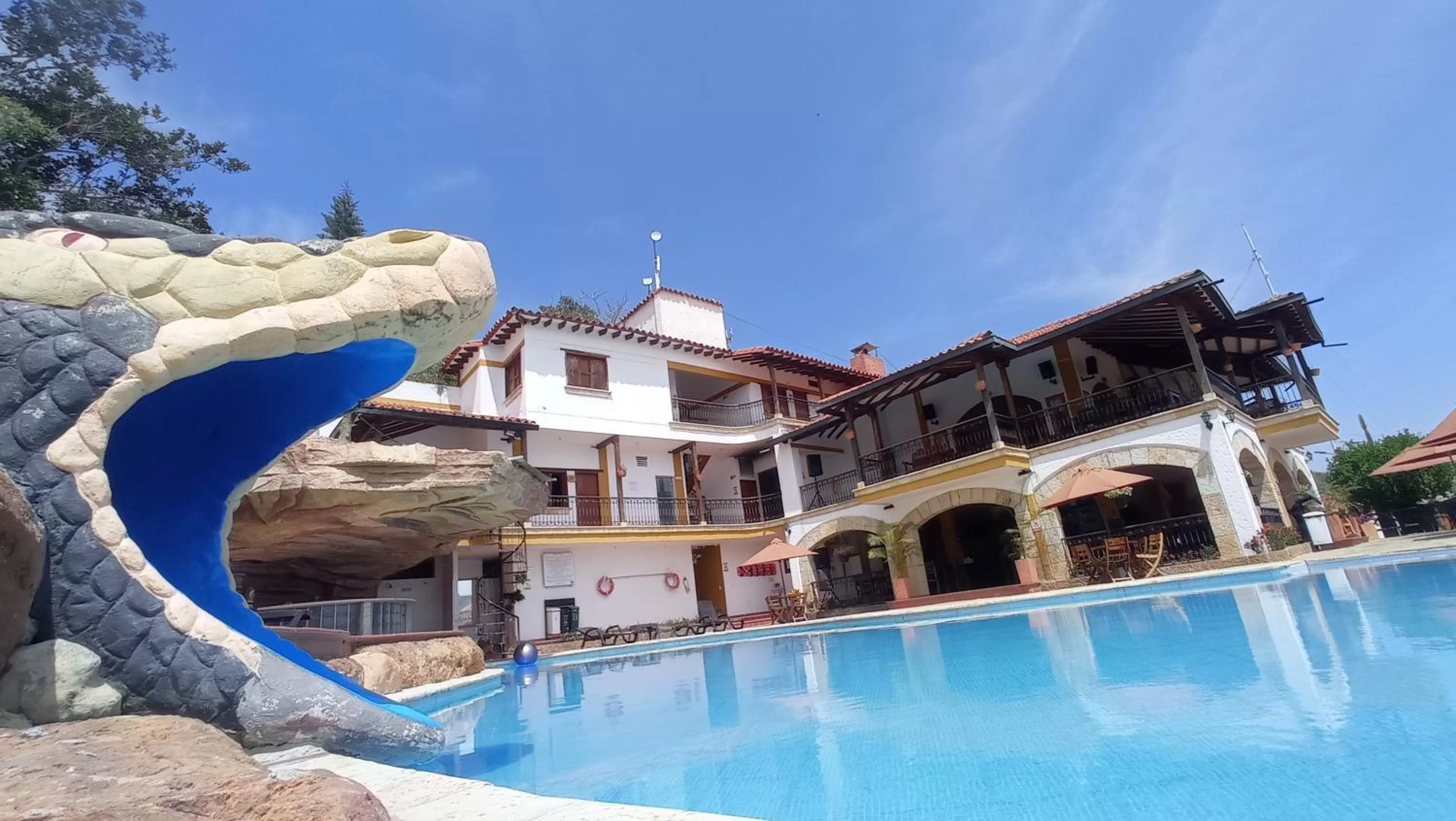 Swimming pool, Property Building in Hotel Las Rocas Resort Villanueva