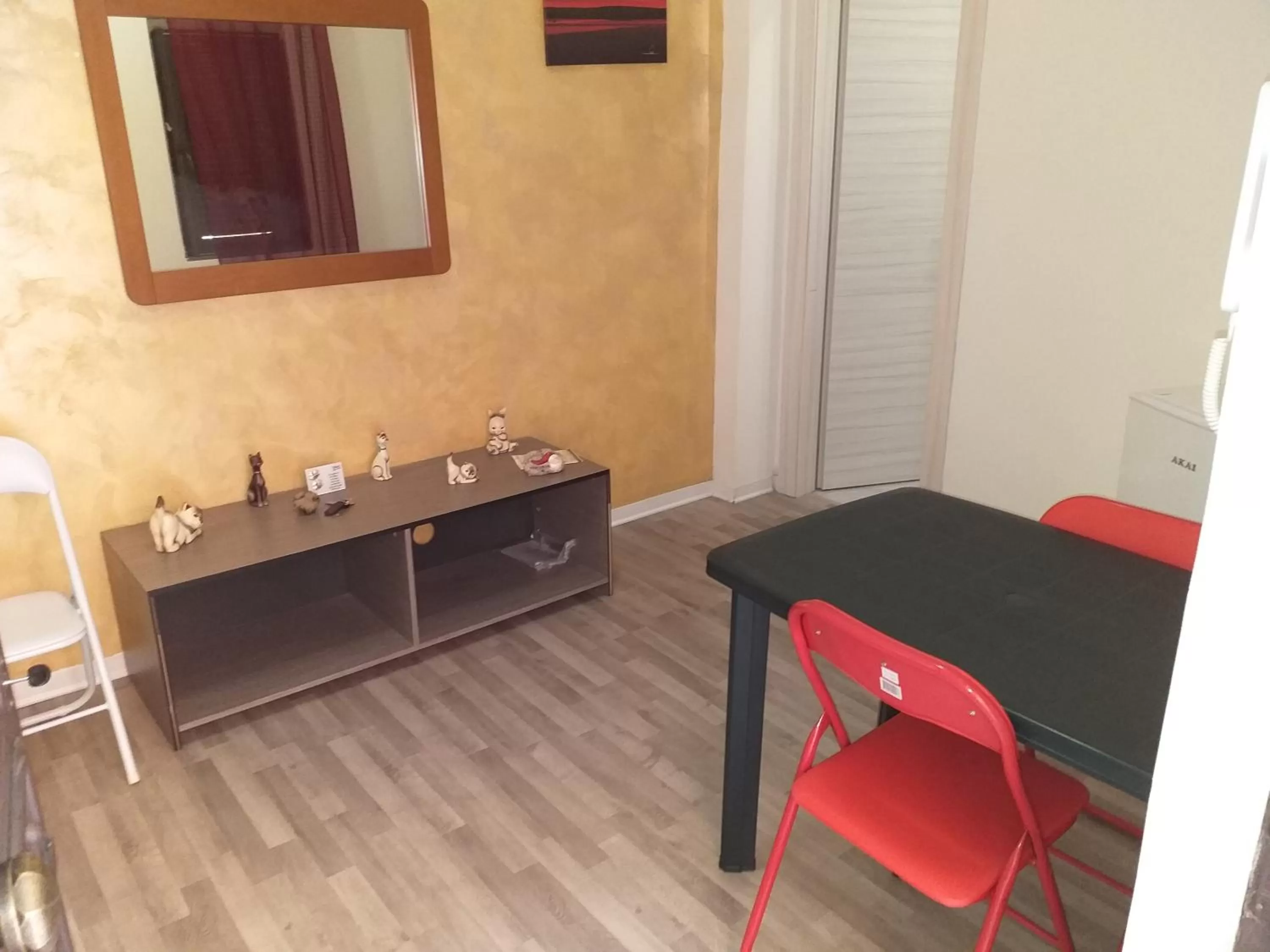 Living room in BED&FLY NEAR AIRPORT FONTANAROSSA Navetta gratis h24 reception h24