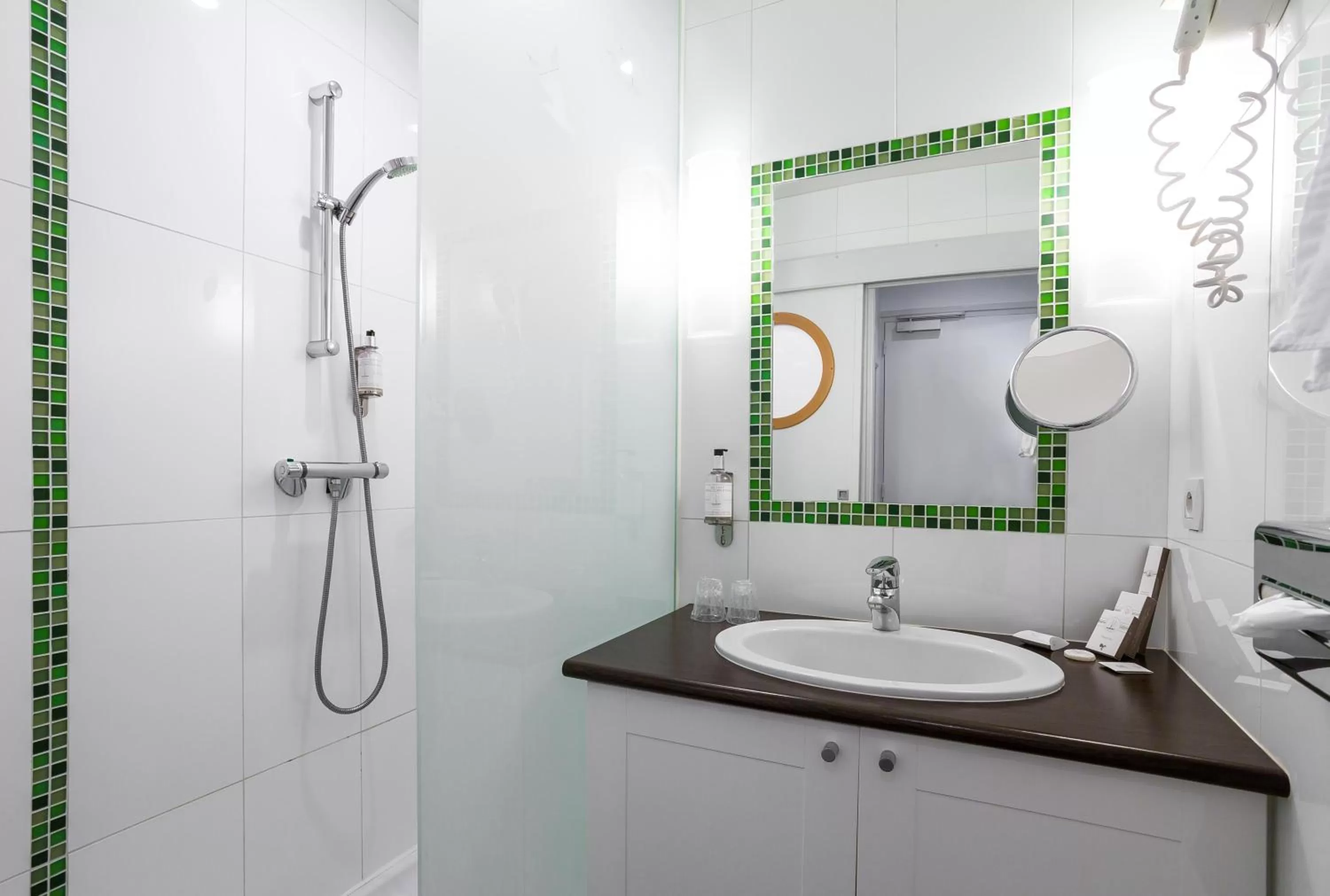 Shower in Hotel Mercure Roscoff Bord De Mer