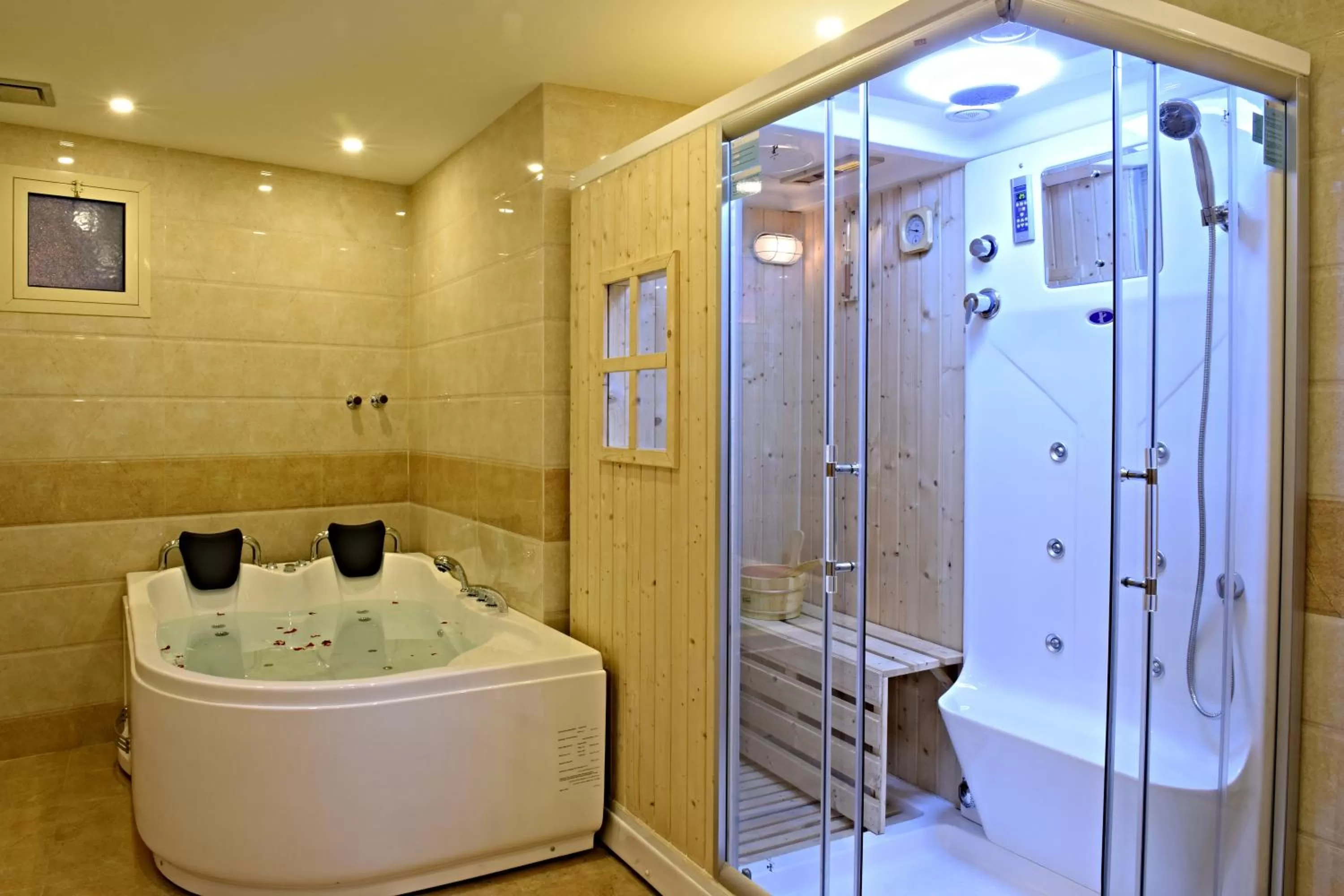 Hot Tub in Garden Plaza Hotel