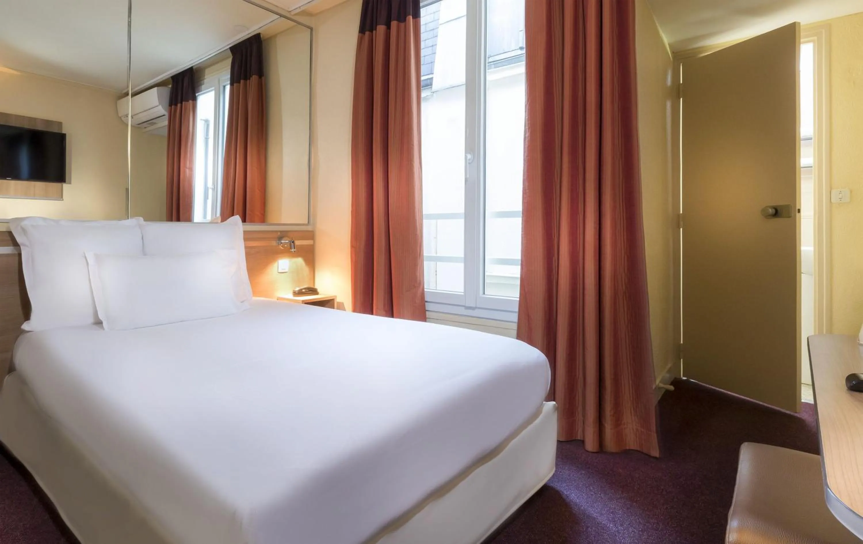 Bedroom, Bed in Hôtel de France Quartier Latin