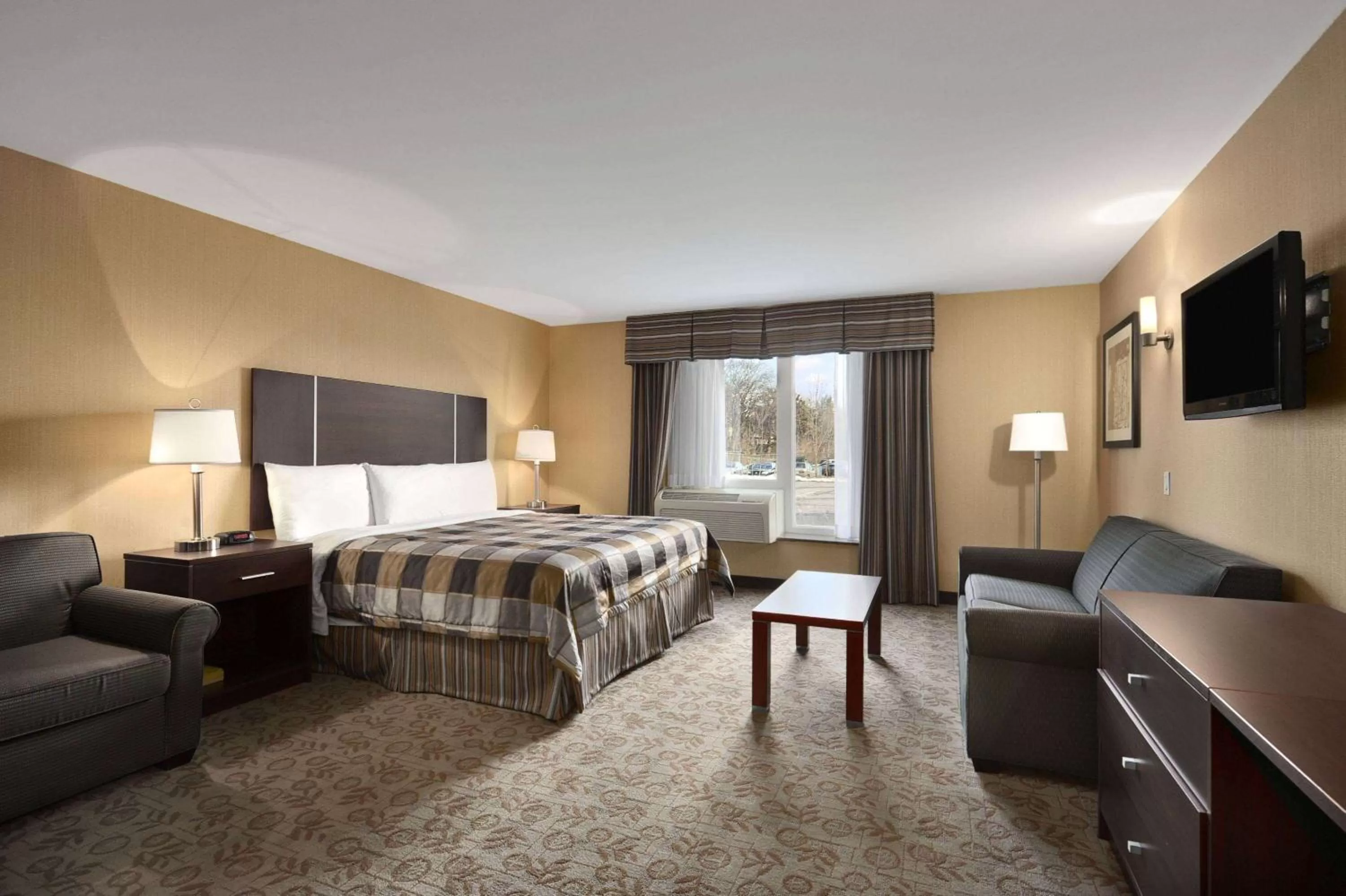 Photo of the whole room, Bed in Days Inn by Wyndham Brampton