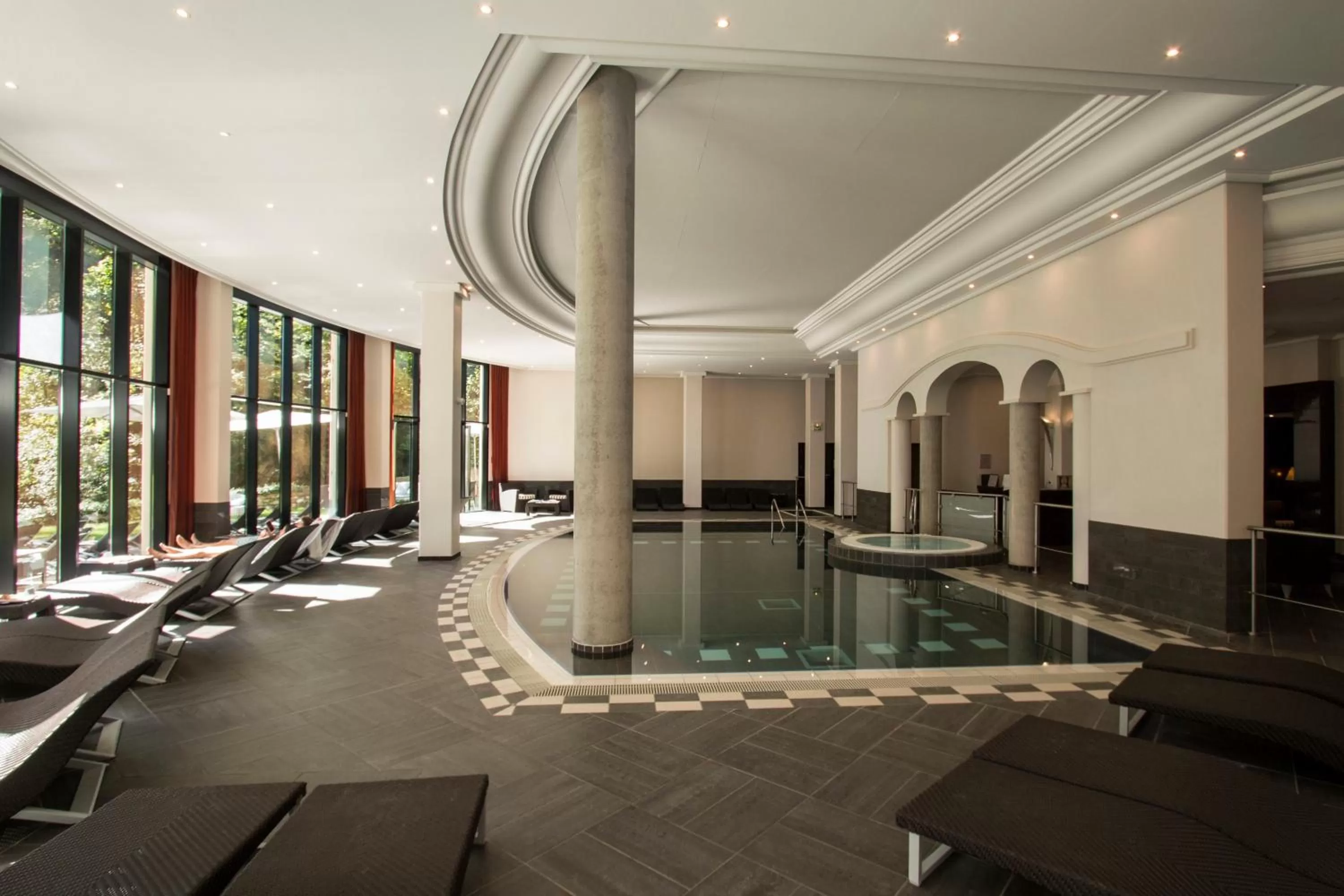 Swimming pool in Hotel & Spa Le Pavillon