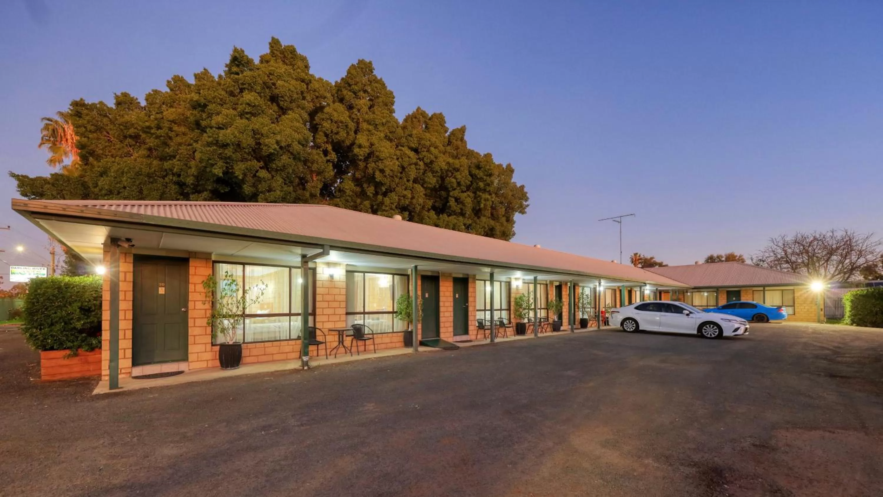 Property building in Darling River Motel