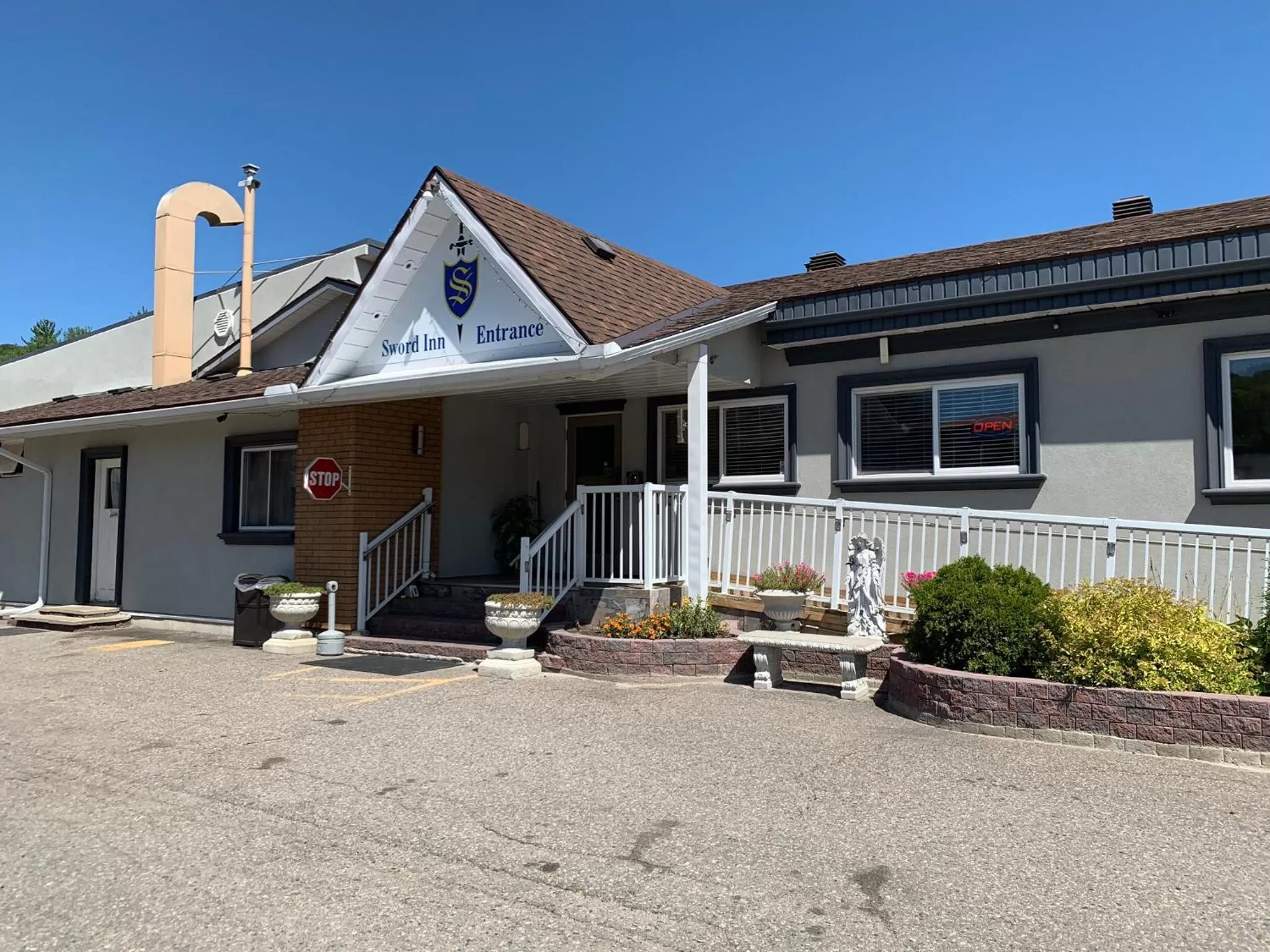 Facade/entrance in Sword Inn Bancroft