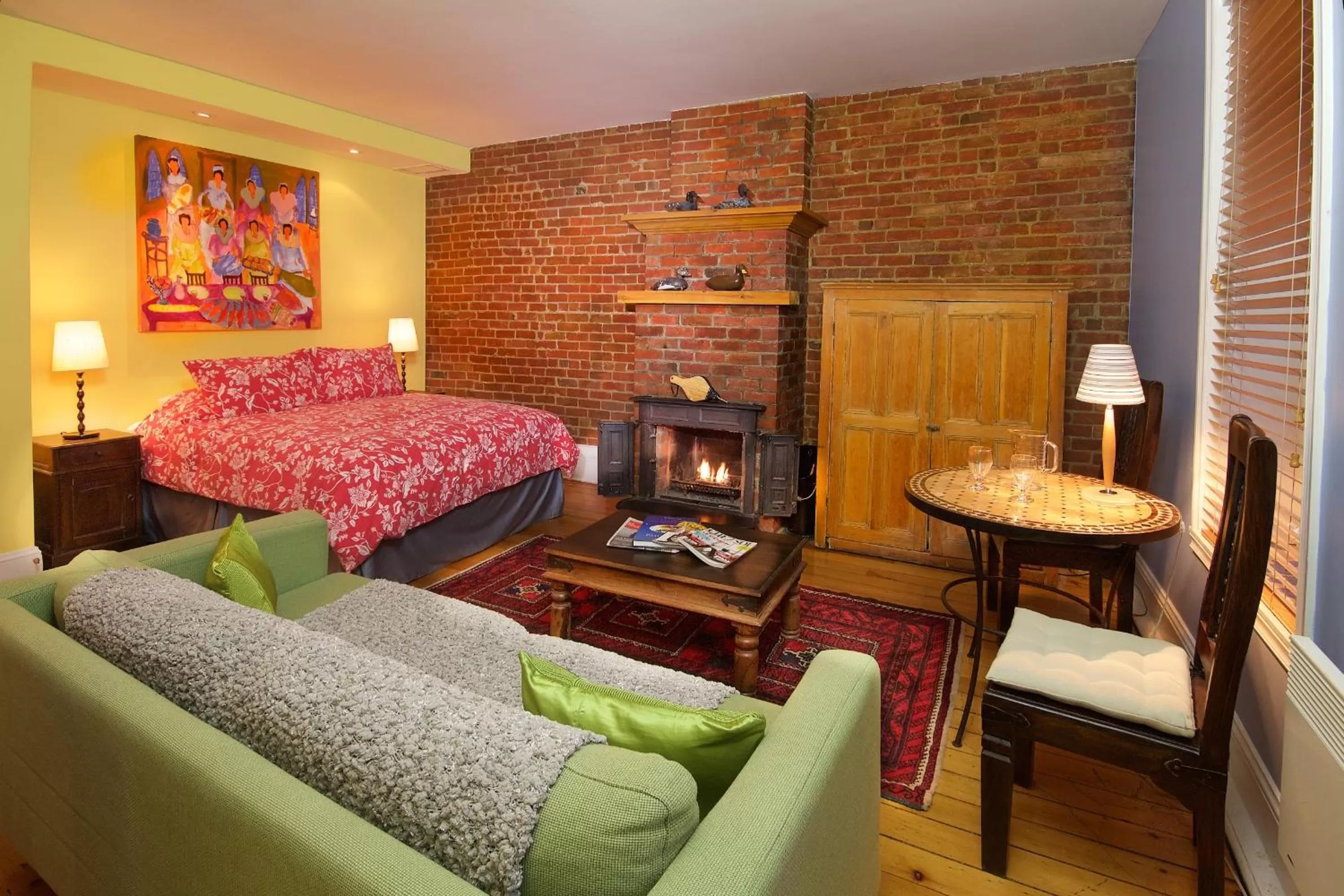 Photo of the whole room, Bed in Auberge Les Bons Matins