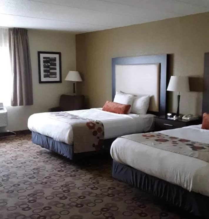 Deluxe Queen Room - Mobility Access/Non-Smoking in Spark by Hilton Cedar Falls