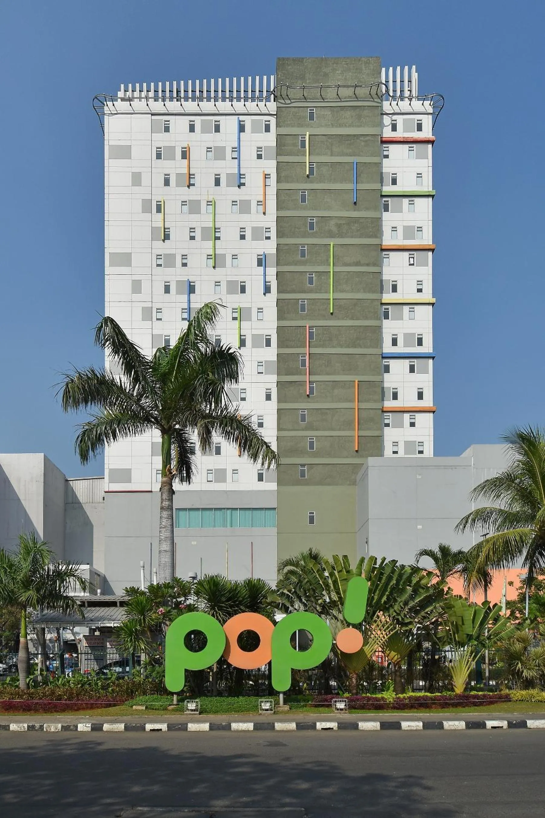 Facade/entrance in POP! Hotel Kelapa Gading