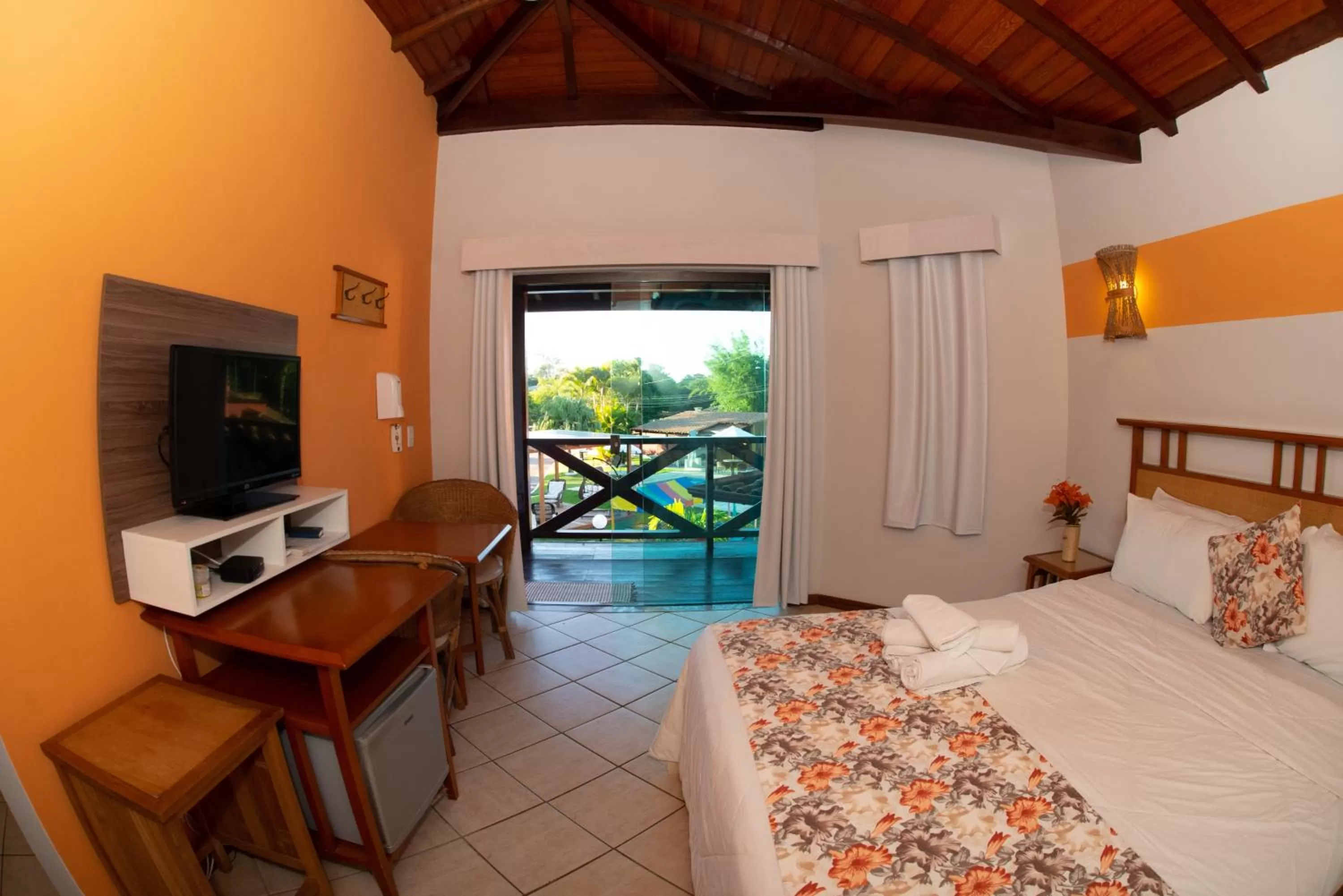 Communal lounge/ TV room, Bed in Pousada dos Guardiões