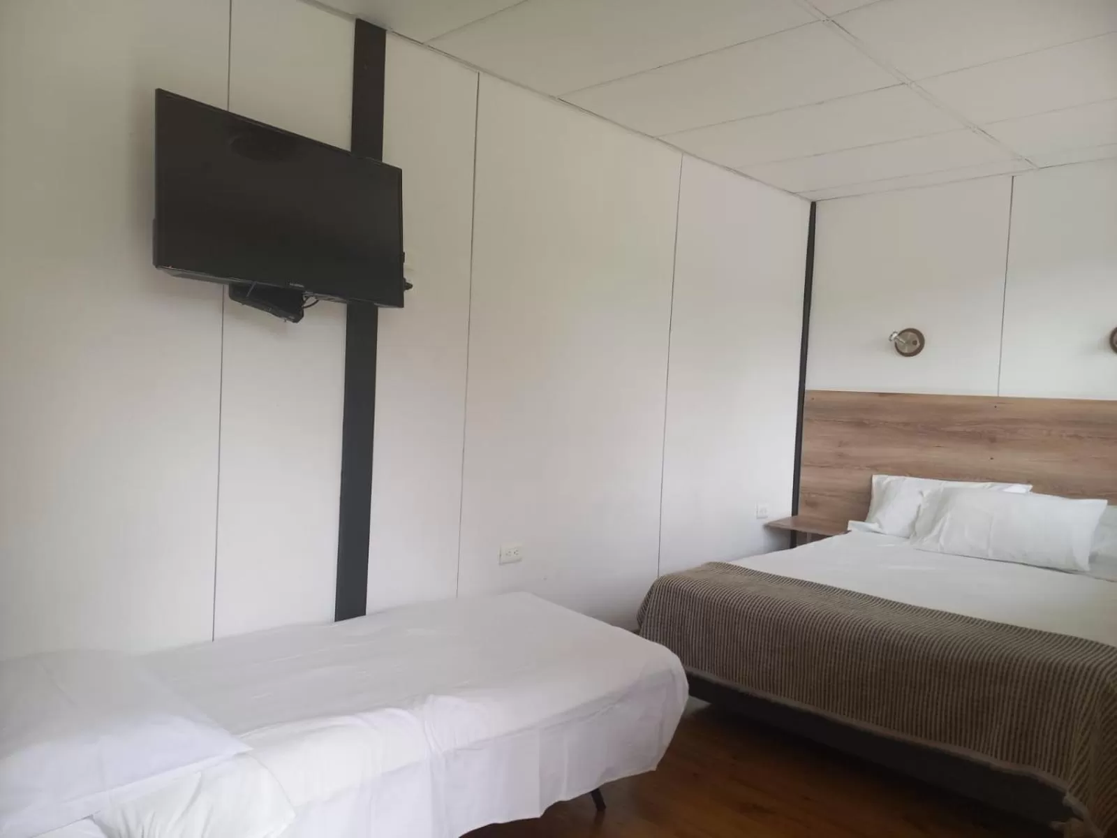 Photo of the whole room, Bed in ALTO LODGING Centro de Entrenamiento Deportivo y Negocios, a 2 pasos del Aeropuerto JMC, Transporte Incluido