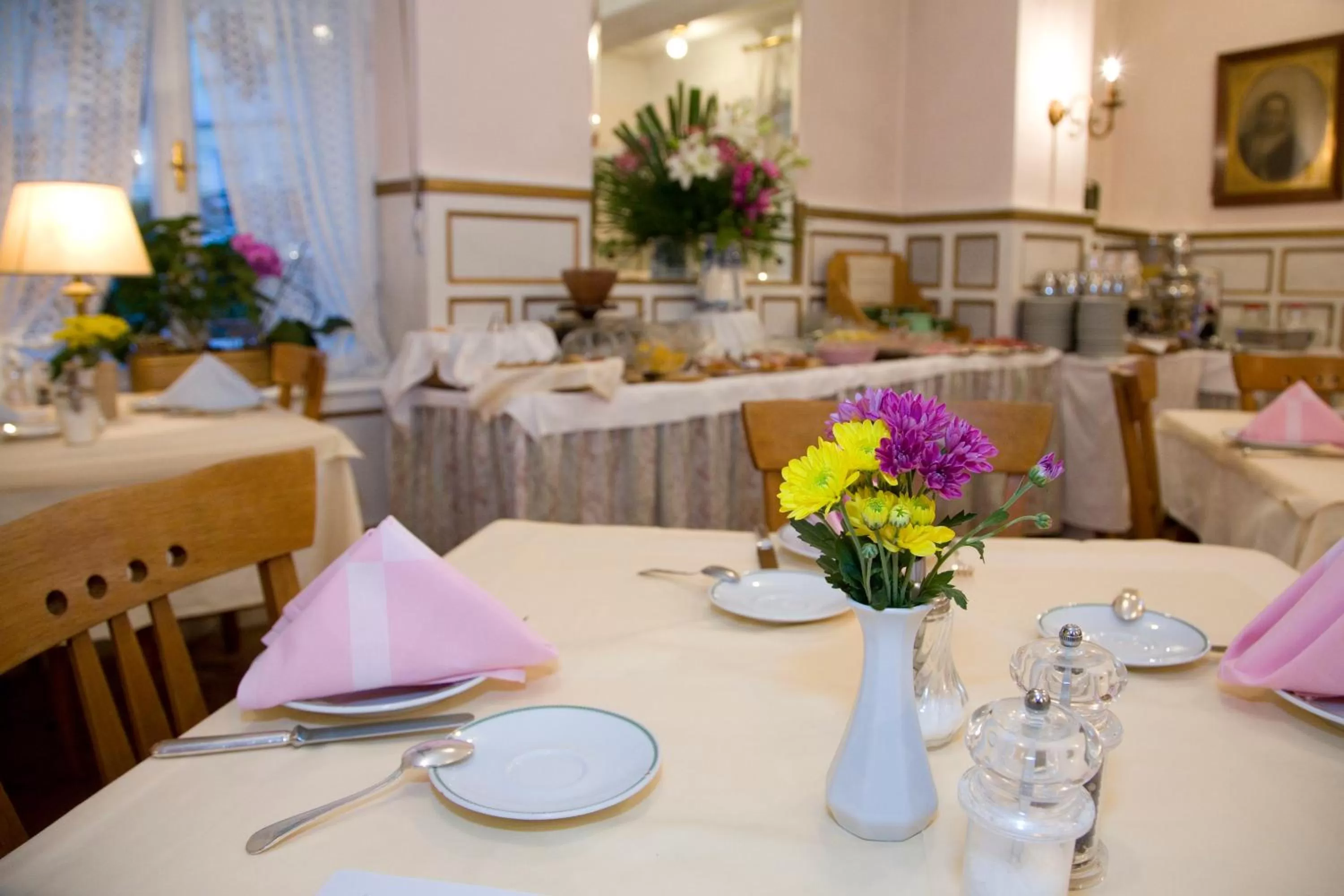 Restaurant/places to eat in Hotel Villa Westend