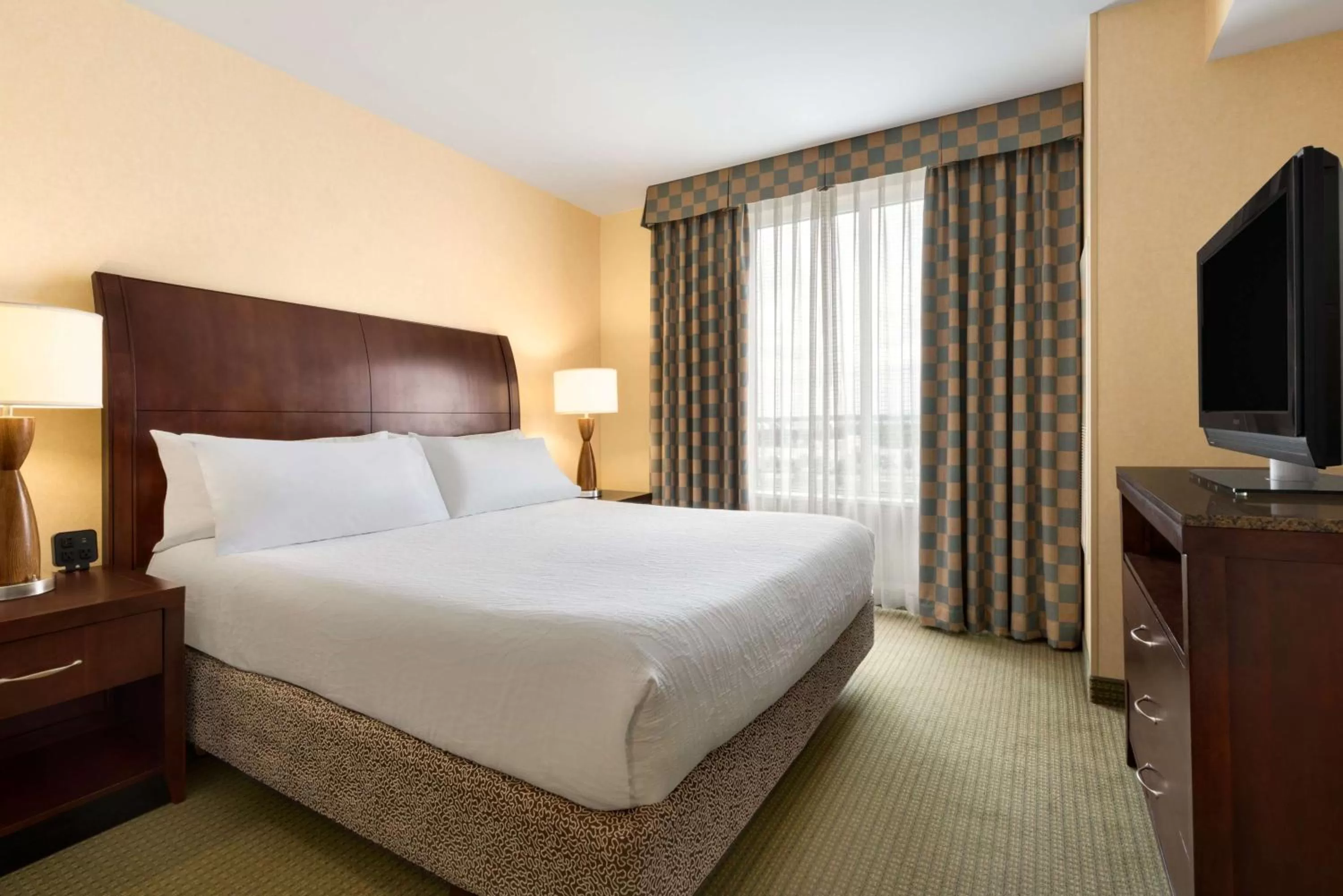 Bedroom, Bed in Hilton Garden Inn Dulles North