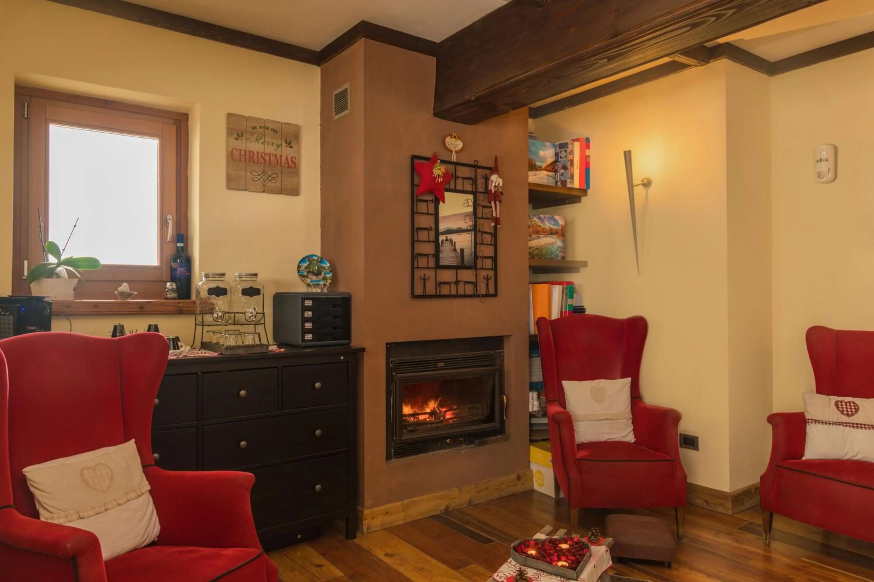 Communal lounge/ TV room in Shatush Hotel