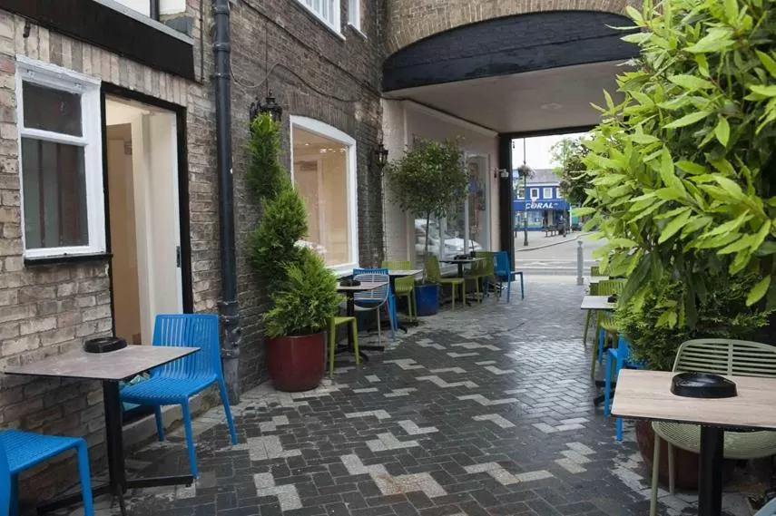 Property building, Restaurant/Places to Eat in The Crown Hotel Wetherspoon