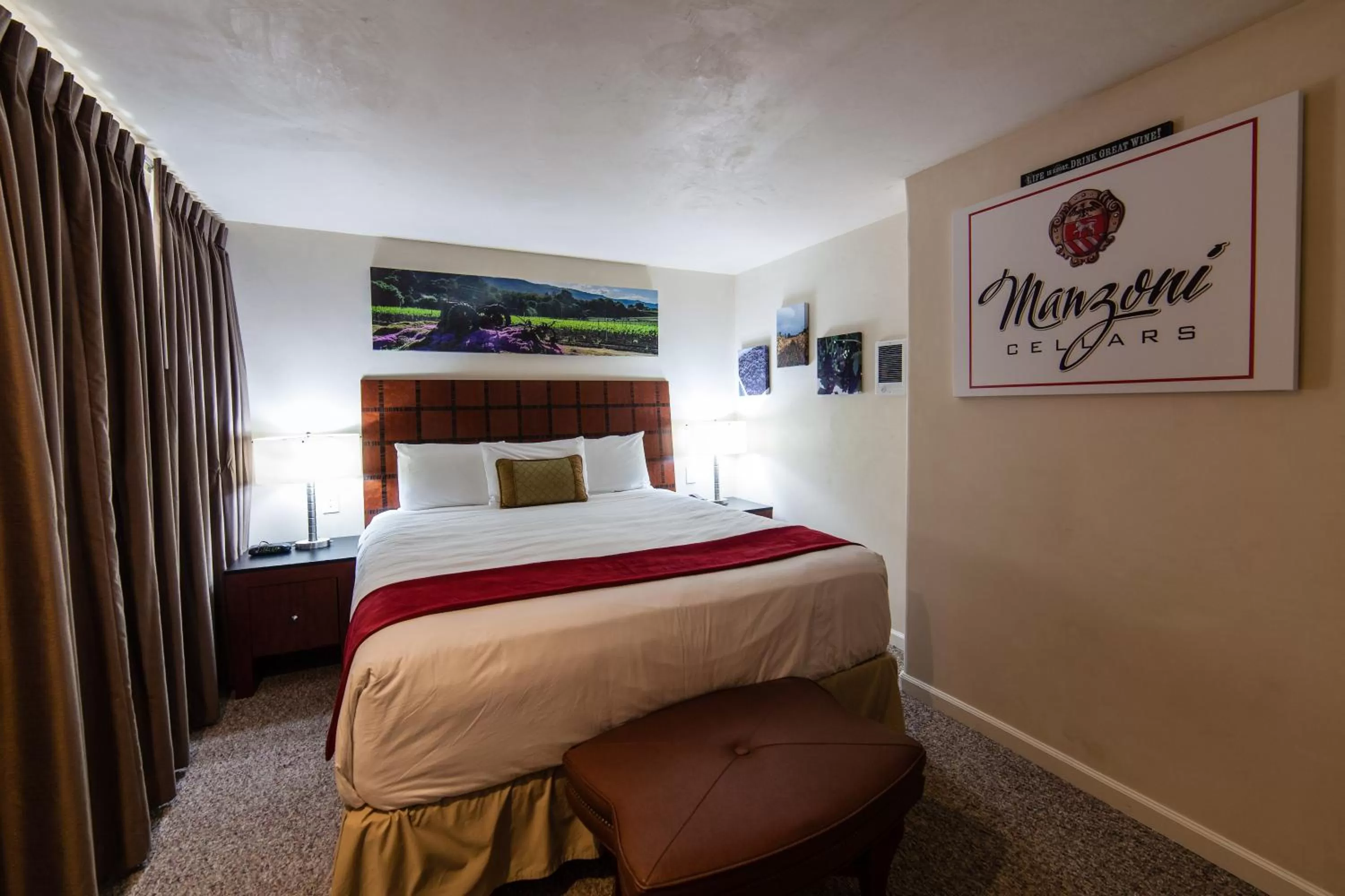 Photo of the whole room, Bed in The Vendange Carmel Inn & Suites