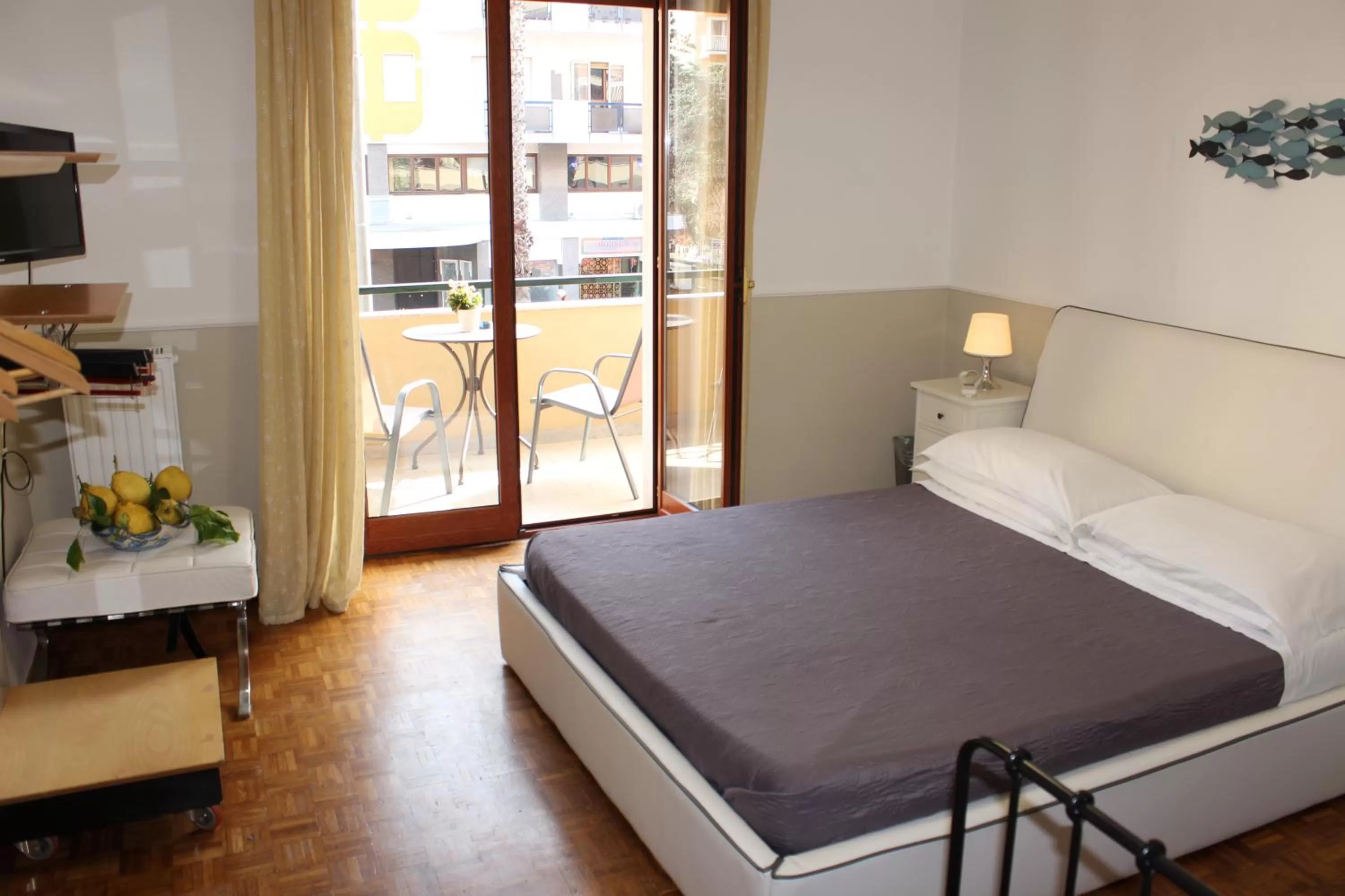 Photo of the whole room, Bed in Lemon Rooms Sorrento