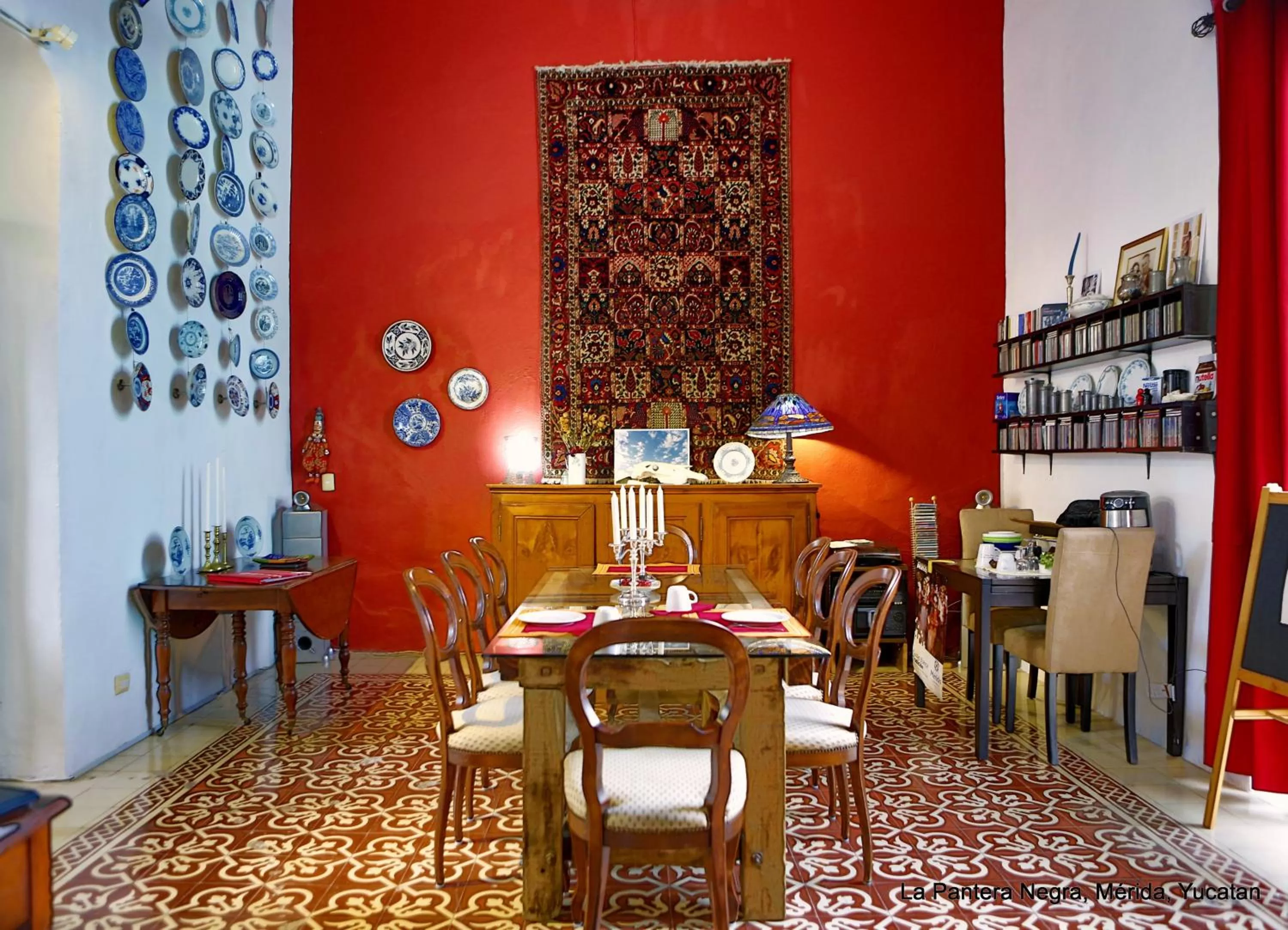 Dining area in La Pantera Negra