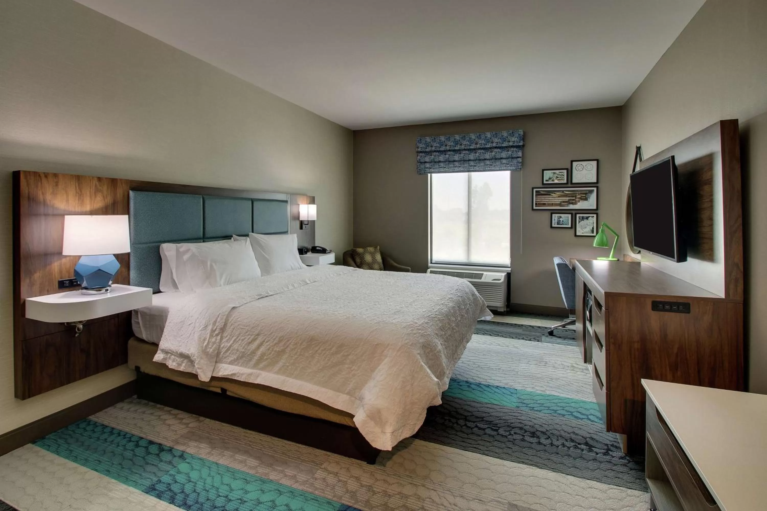 Bedroom, Bed in Hampton Inn & Suites By Hilton Southport