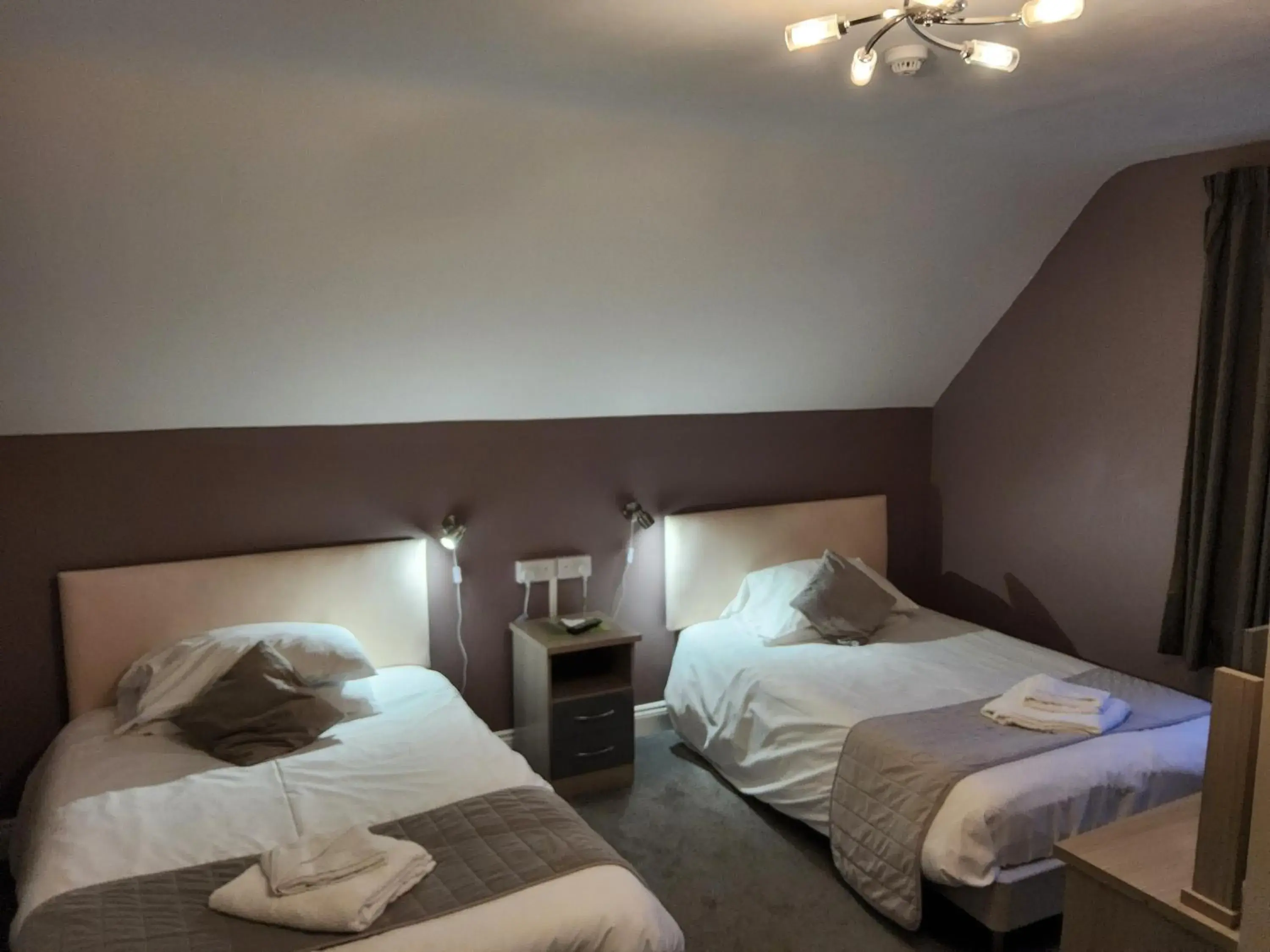 Twin Room with Shower in The Avenue Hotel Twin Room with Shower in The Avenue Hotel