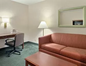 King Studio Suite - Non-Smoking in Ramada by Wyndham Hawthorne/LAX