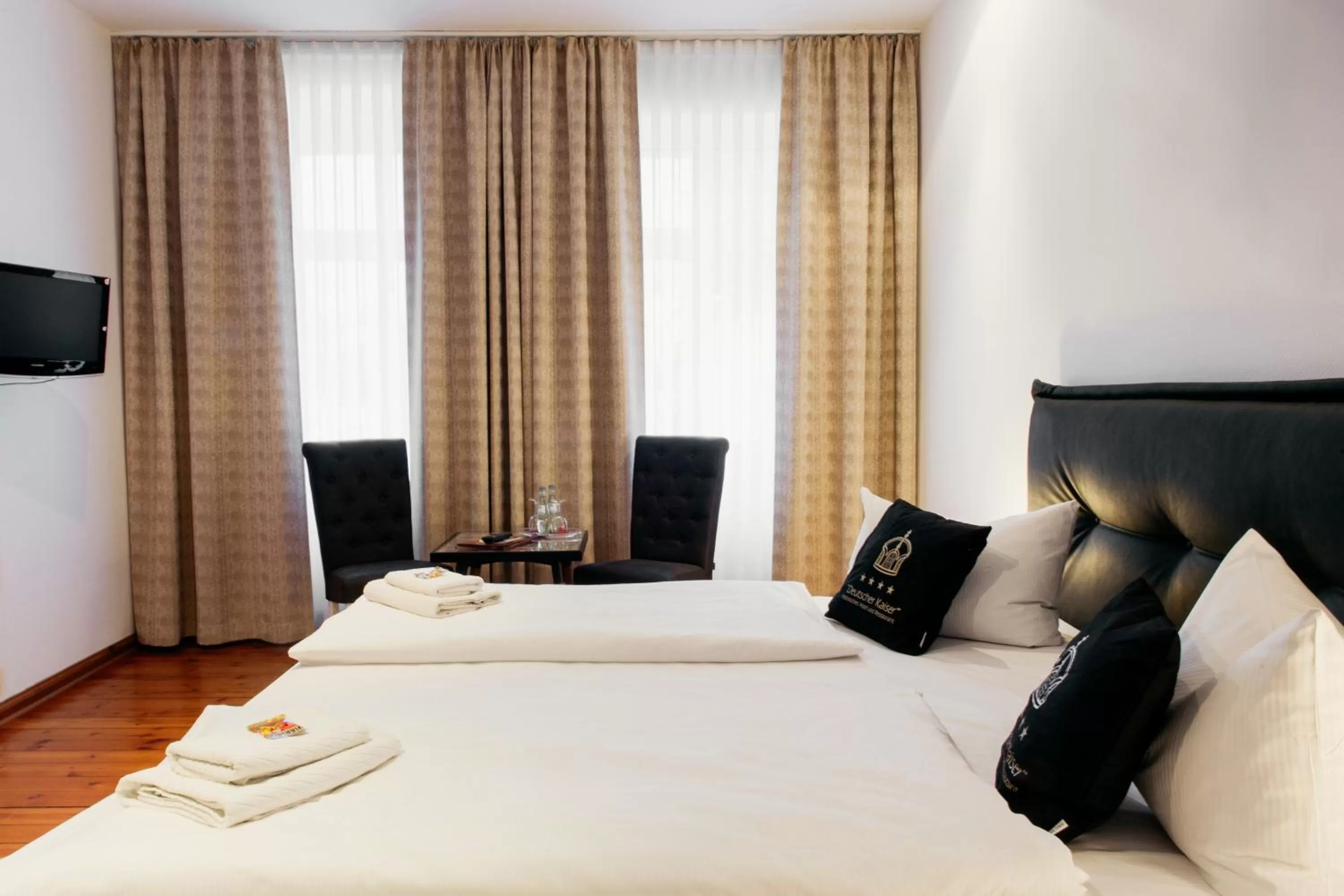 Photo of the whole room, Bed in Hotel & Restaurant "Deutscher Kaiser"