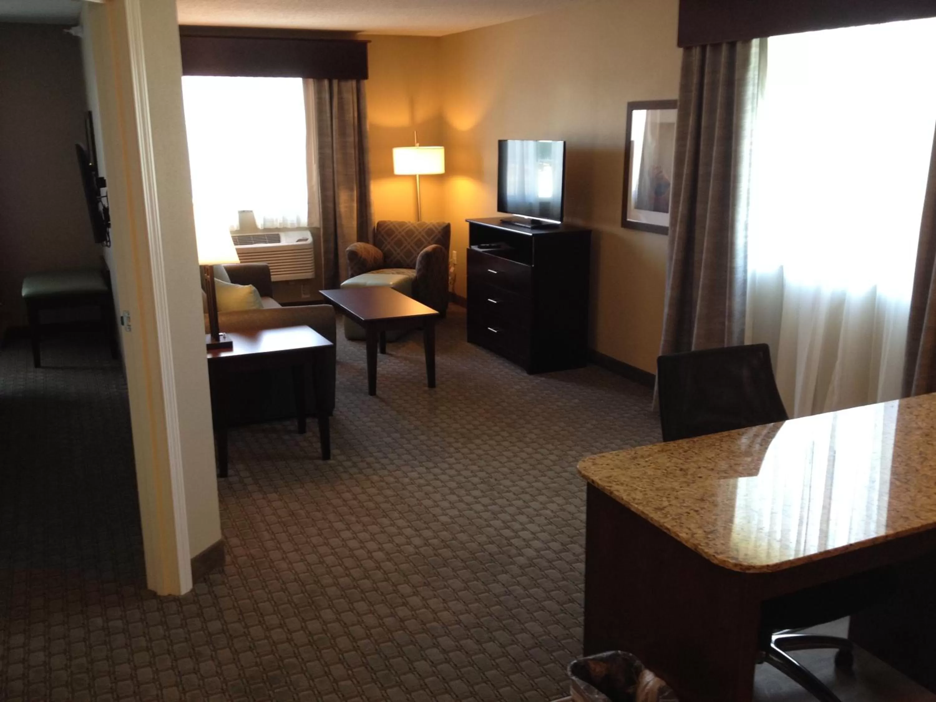 Living room, Bed in GrandStay Hotel & Suites - Glenwood