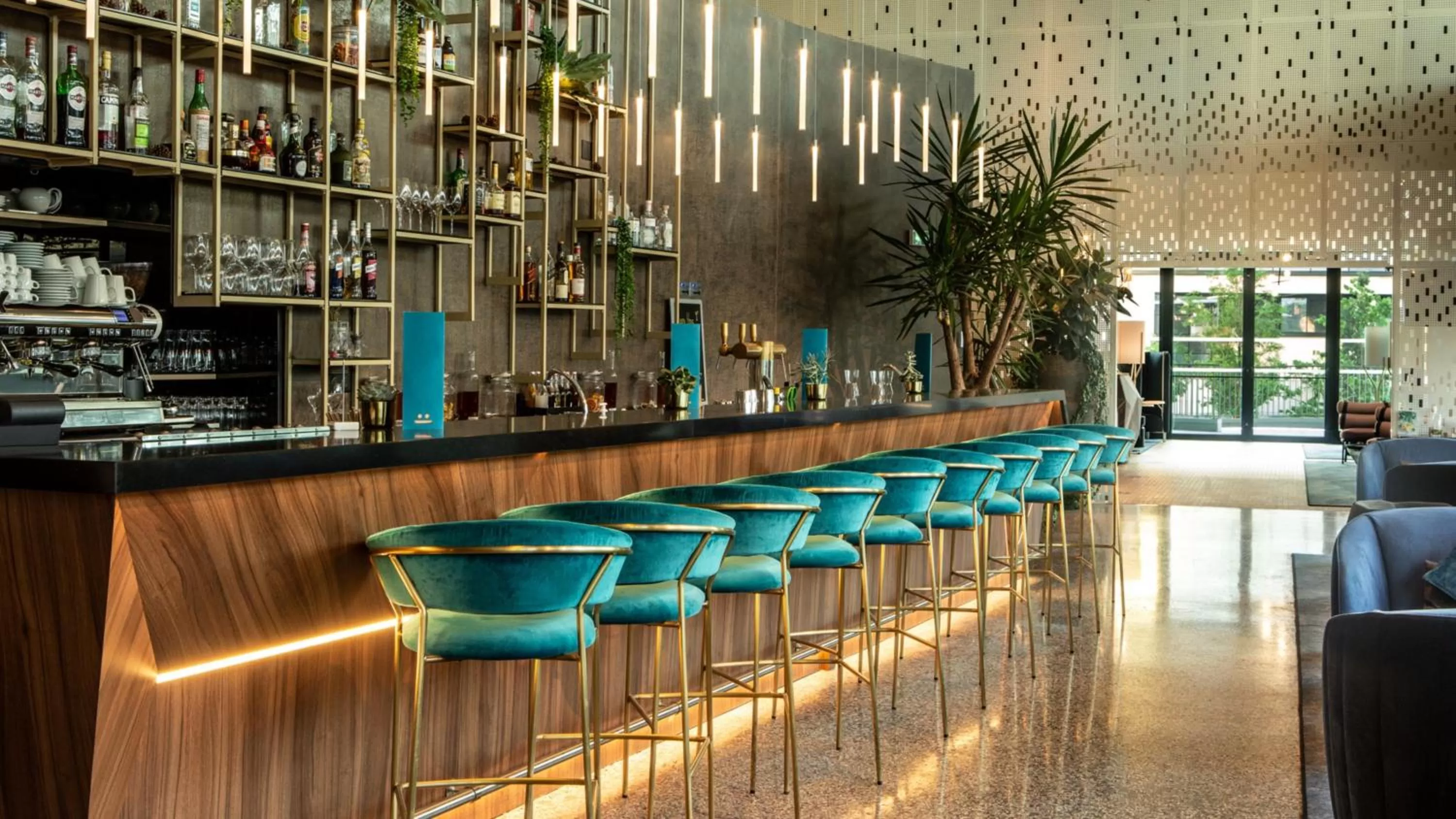 Lounge or bar in Crowne Plaza - Nice - Grand Arenas by IHG