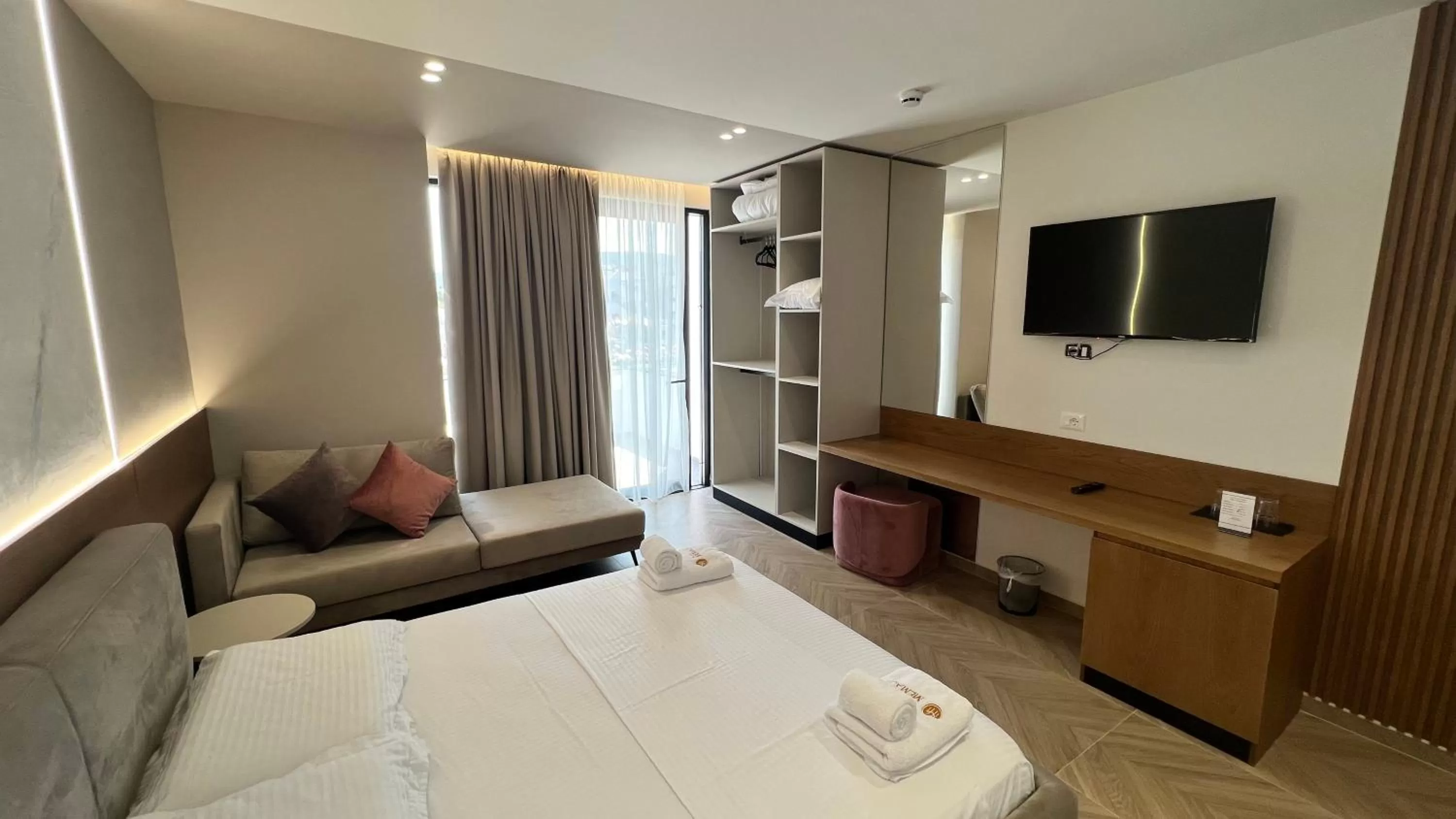 Communal lounge/ TV room, TV/Entertainment Center in Hotel Memaj