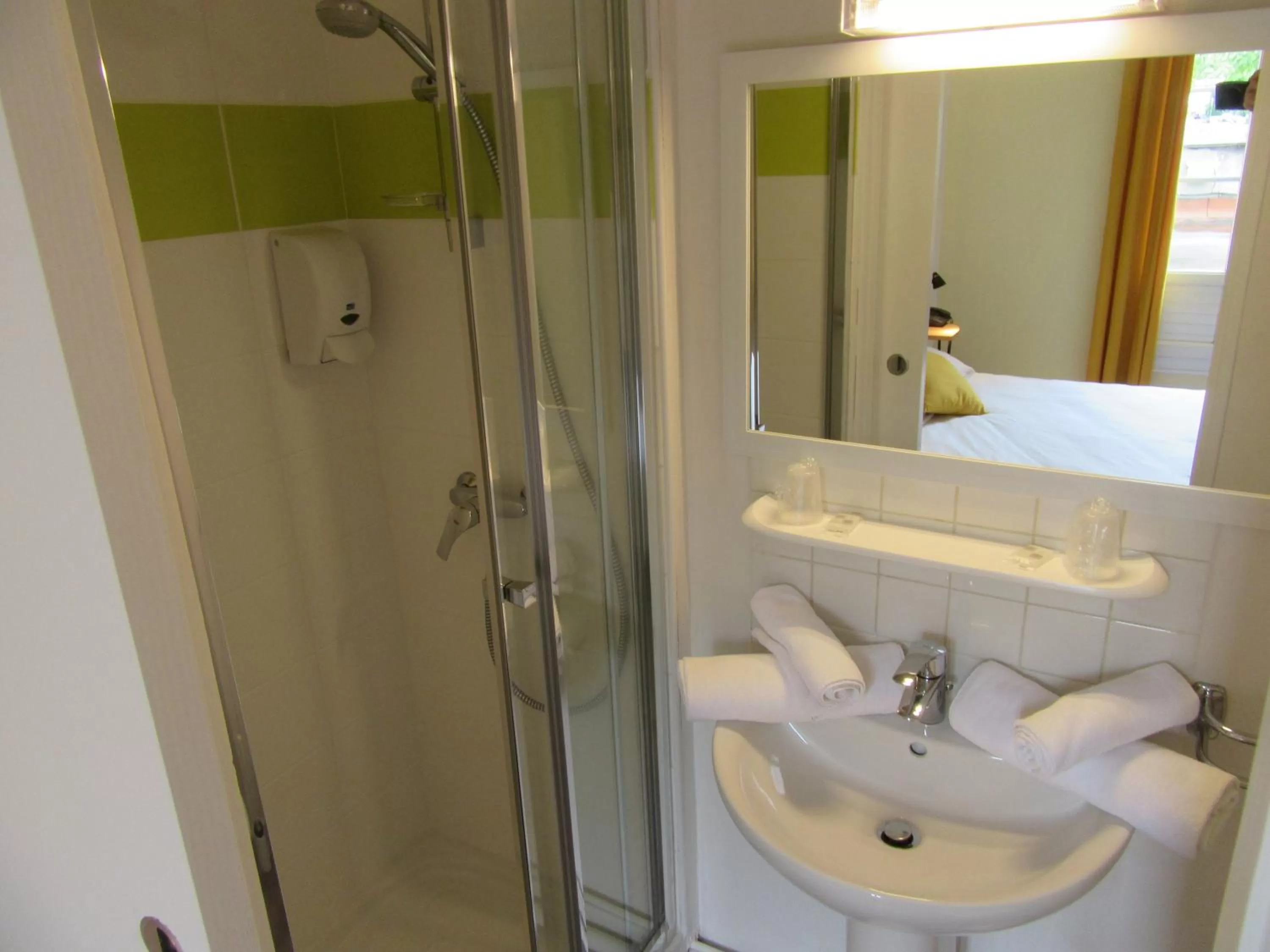 Bathroom in Hotel de France