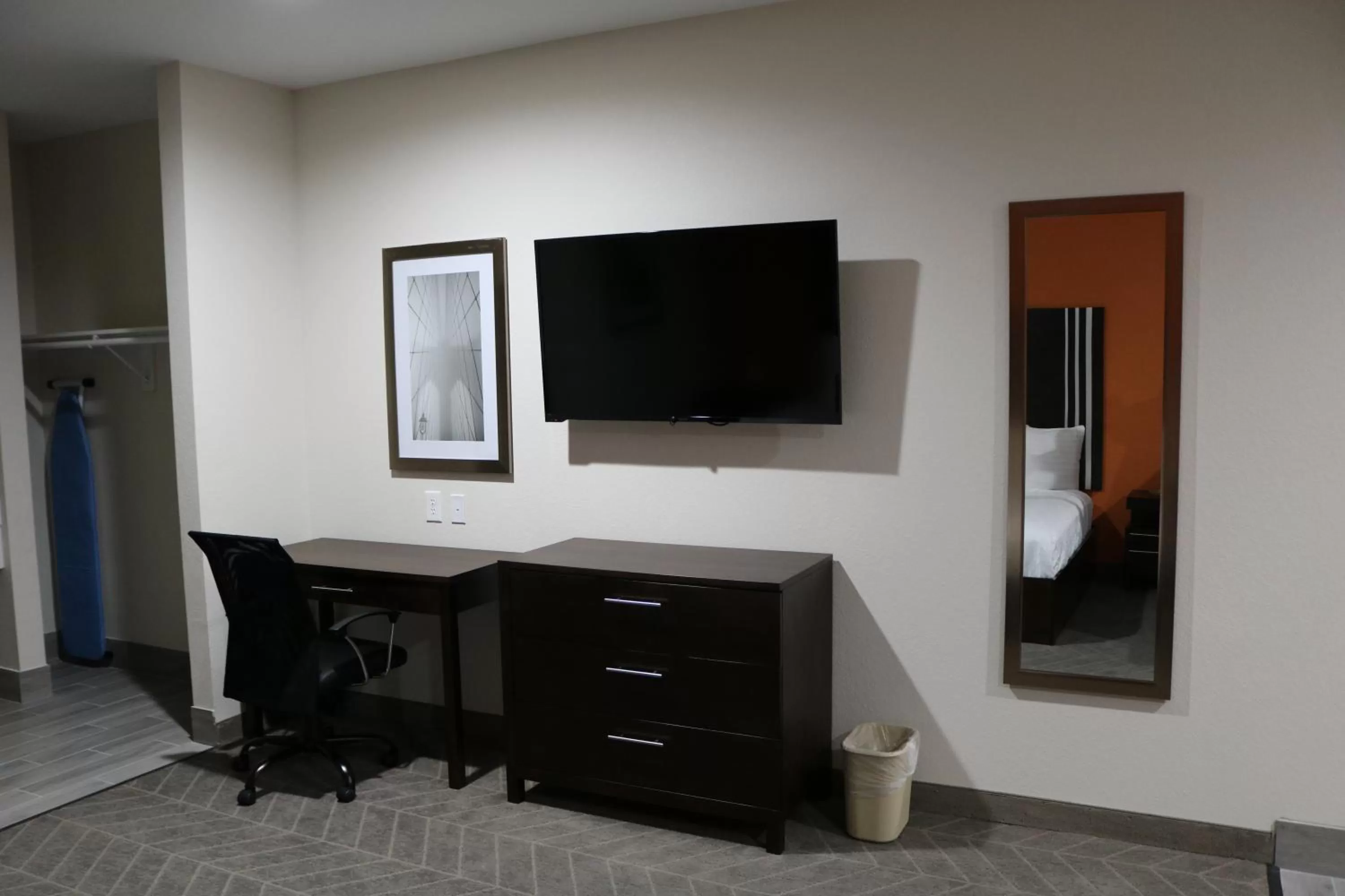 TV and multimedia in Scottish Inn & Suites - IAH Airport
