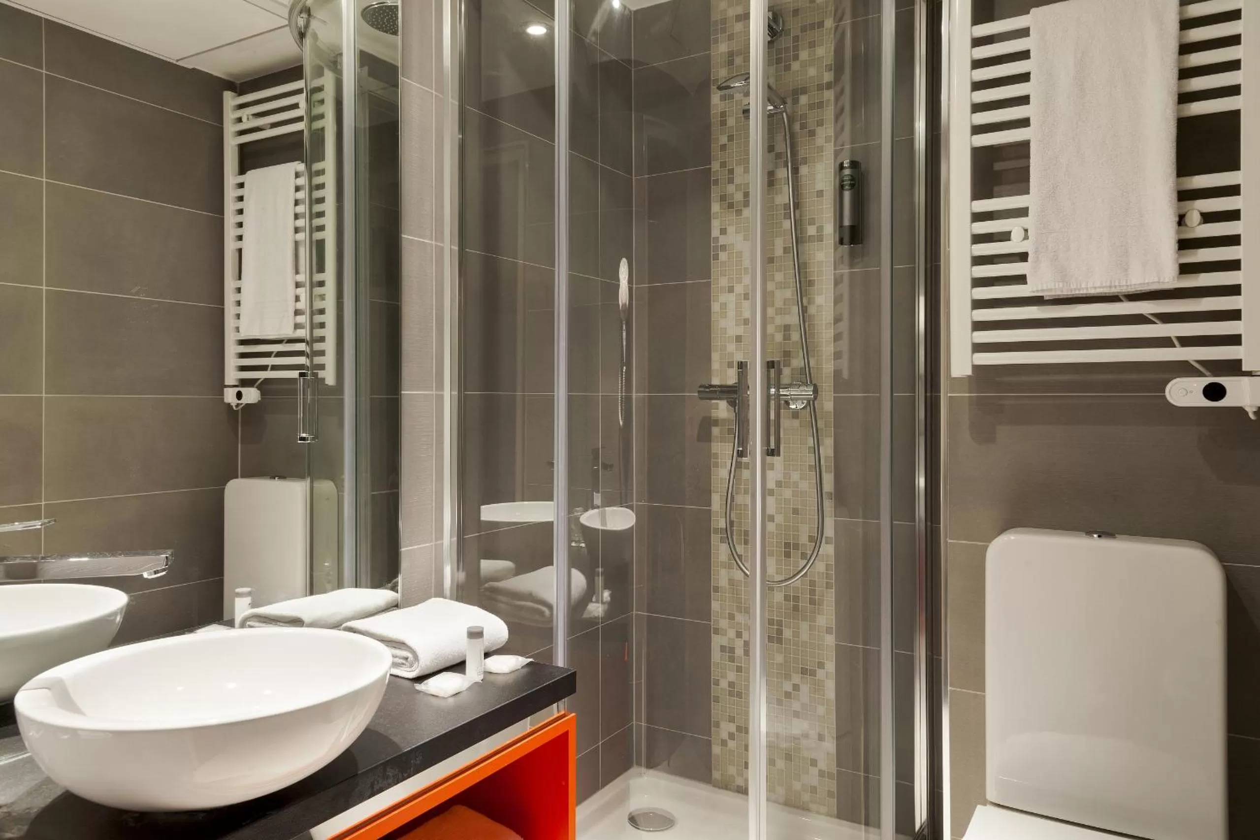 Bathroom in Timhotel Paris Gare de l'Est