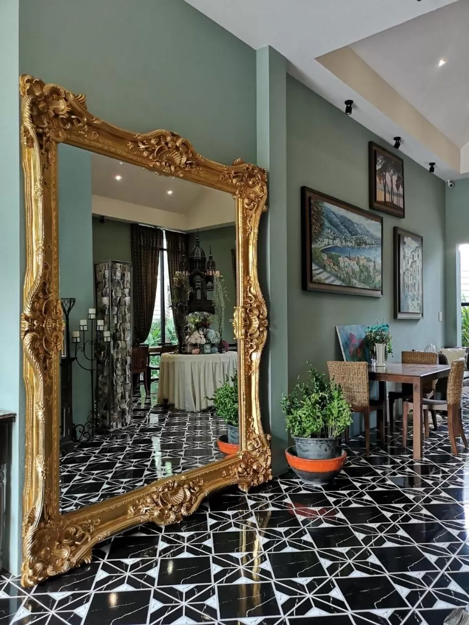 Decorative detail in Sri Ngachang