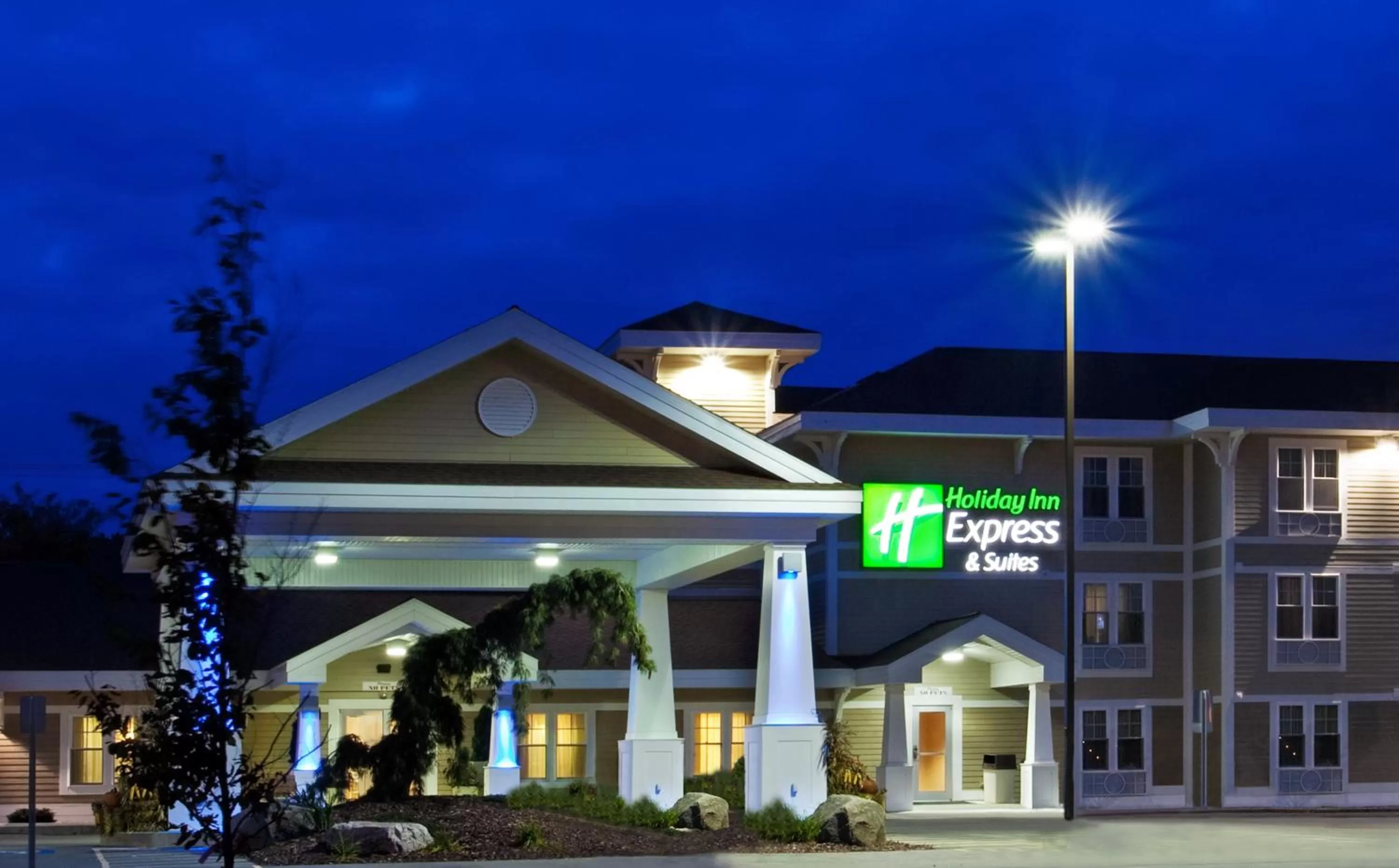 Property building in Holiday Inn Express & Suites Iron Mountain by IHG