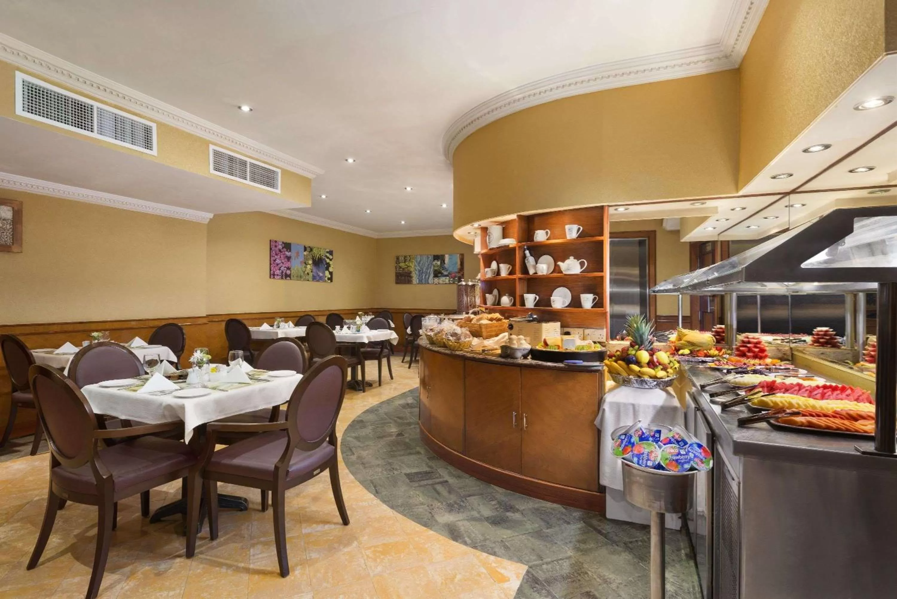 Restaurant/places to eat in Howard Johnson by Wyndham Abu Dhabi Downtown