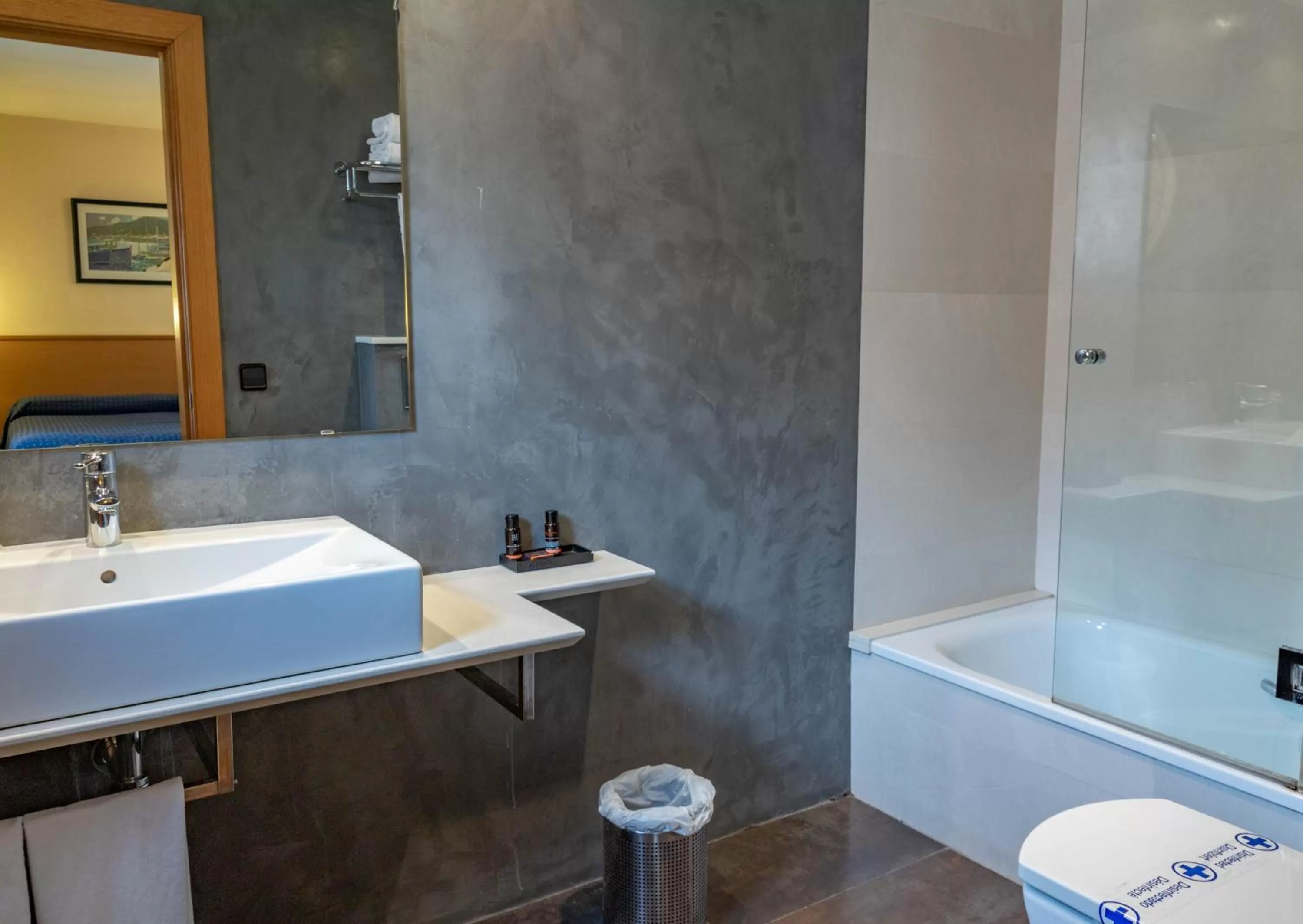 Bathroom in Hotel J. Balmes Vic