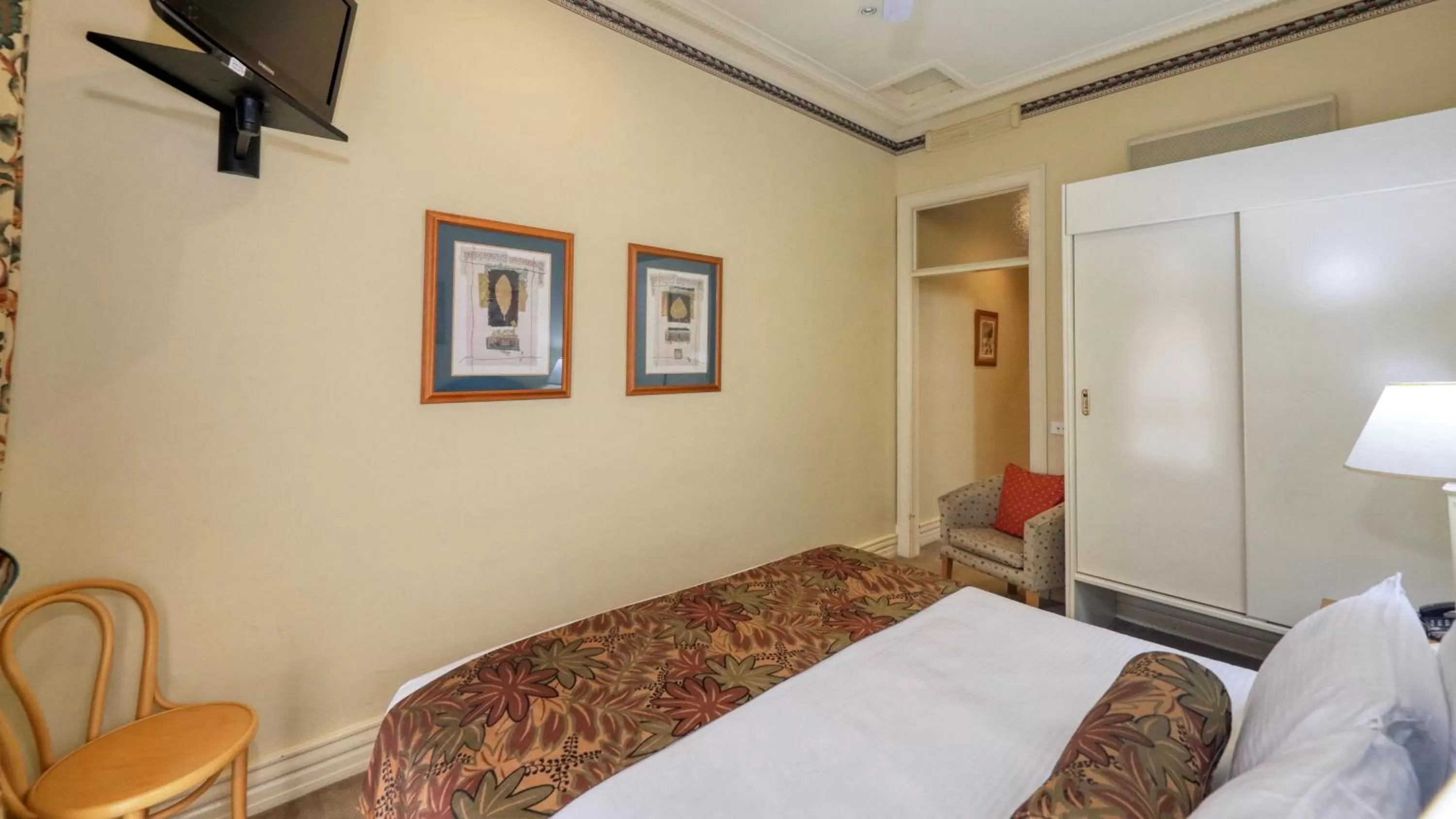 wardrobe, Bed in Royal Exchange Hotel