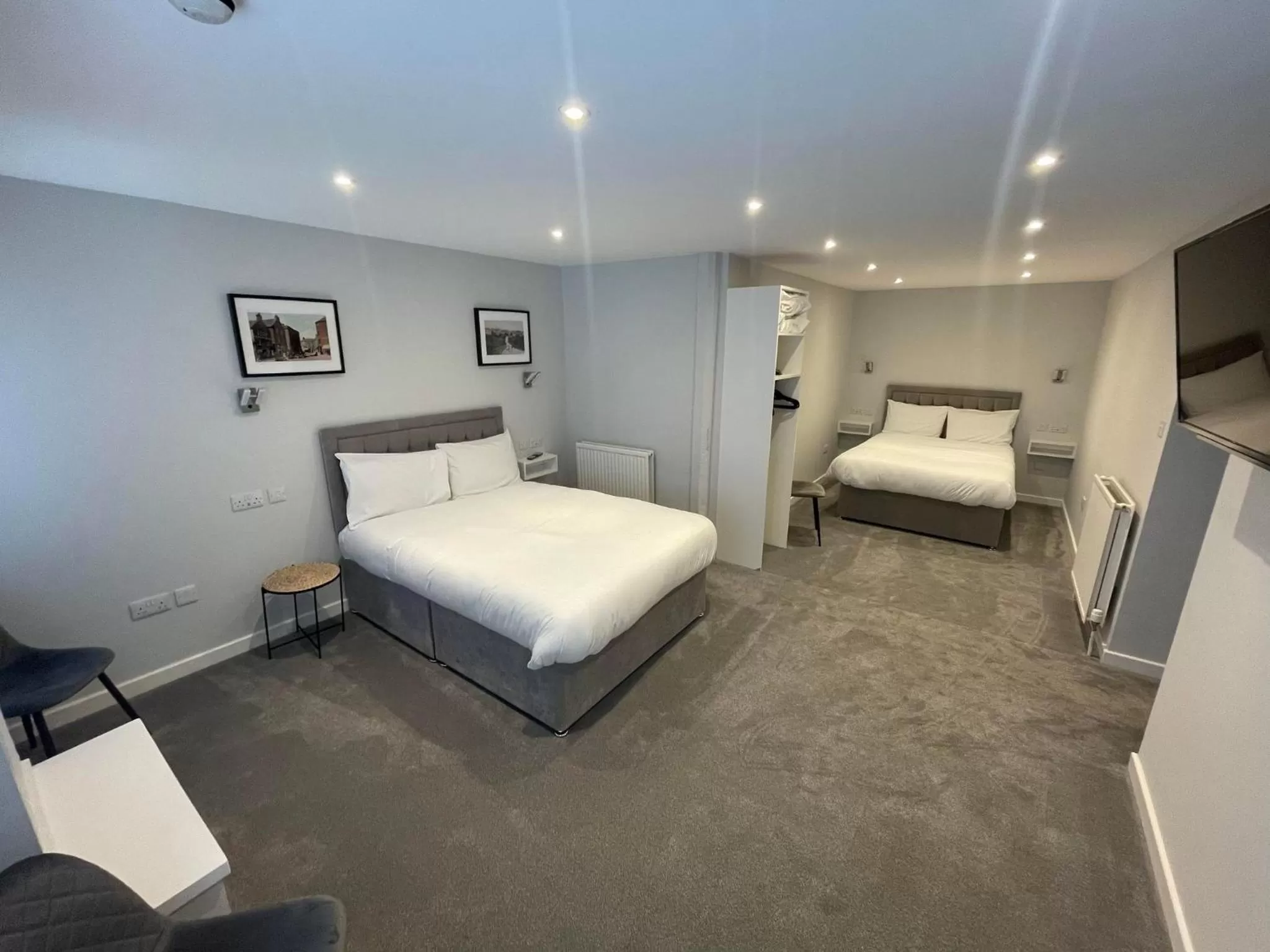 Bedroom, Bed in Airlie Arms Hotel