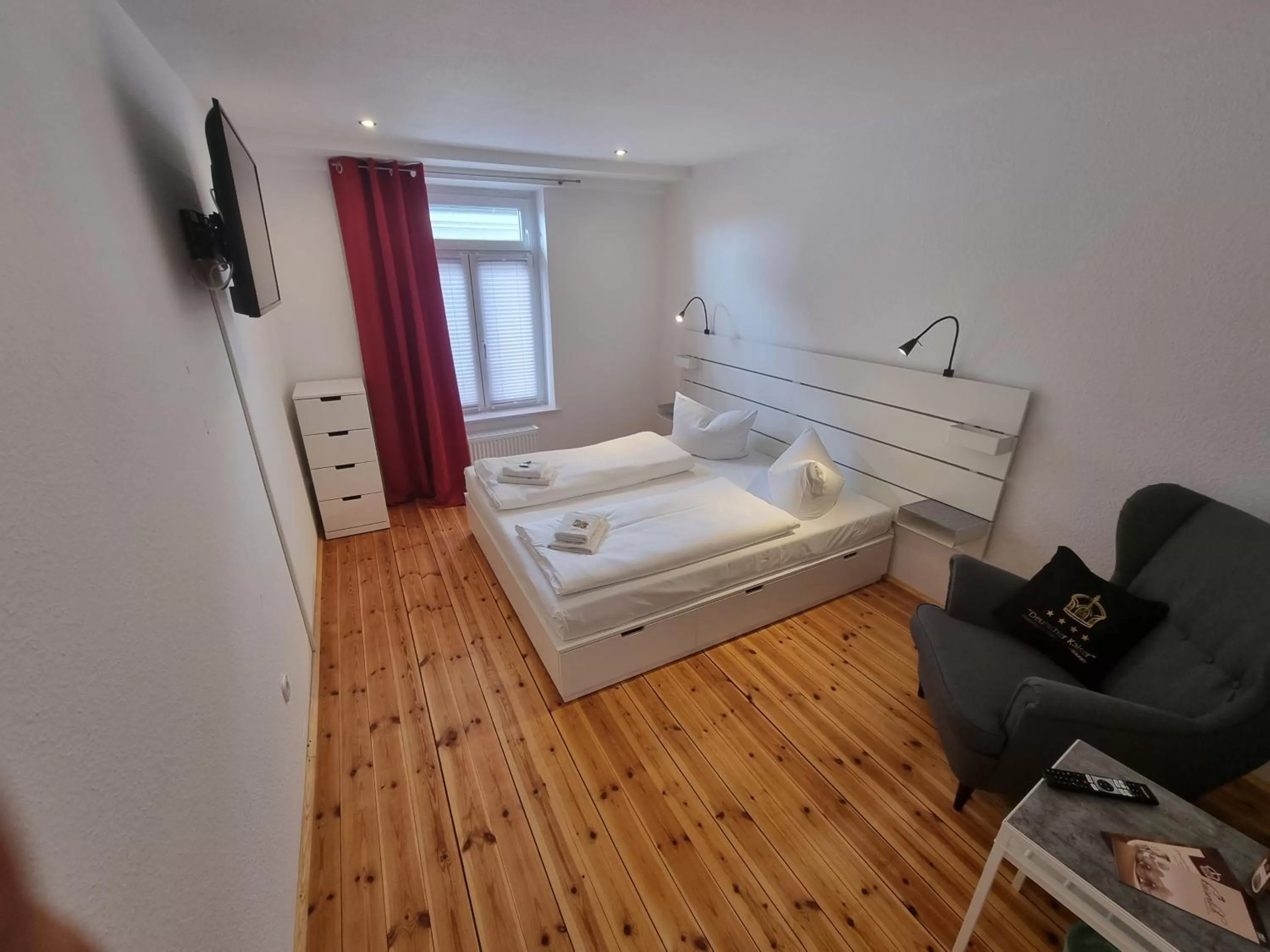 Bedroom, Bed in Hotel & Restaurant "Deutscher Kaiser"