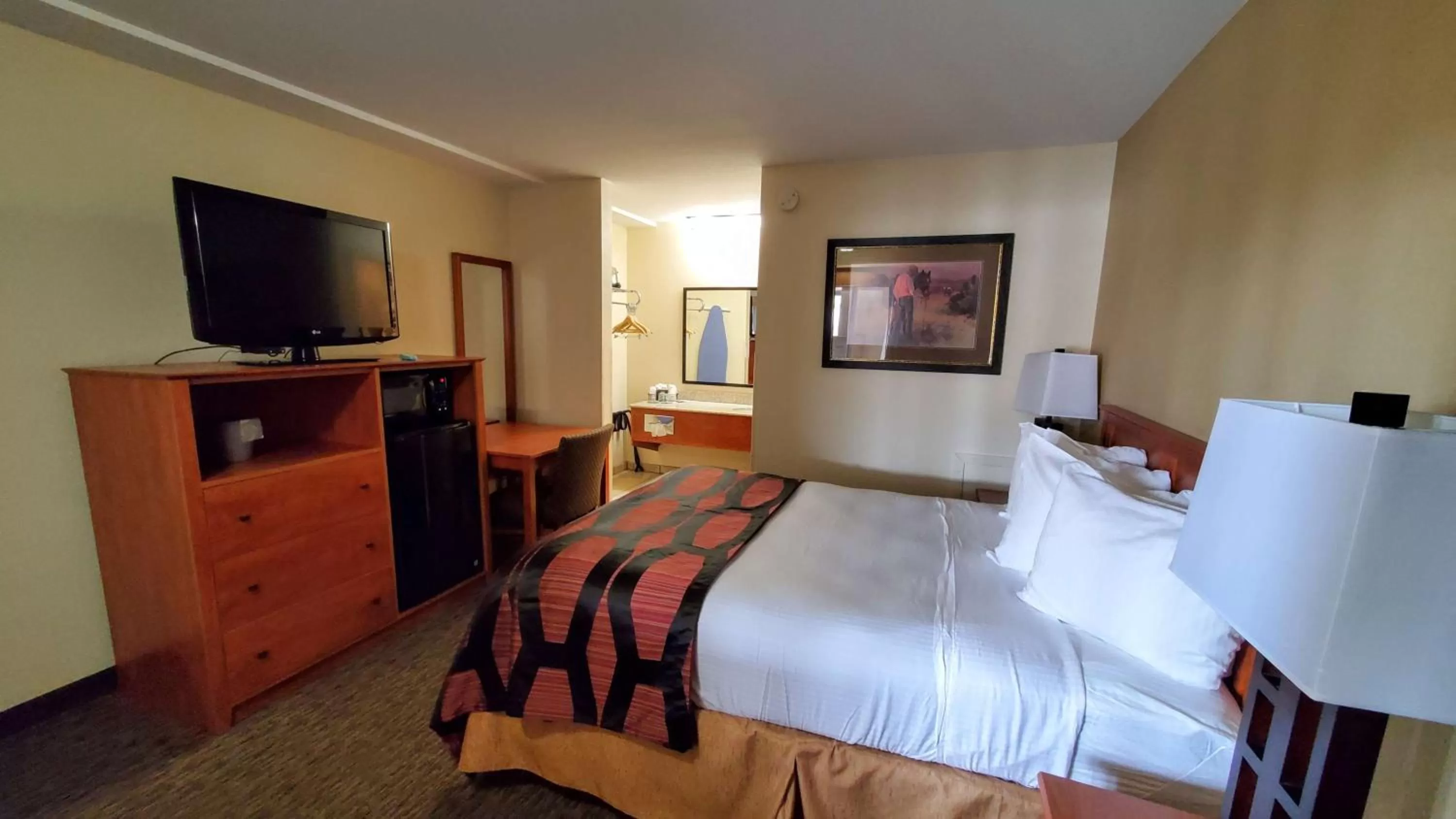 Photo of the whole room, Bed in Best Western Plains Motel