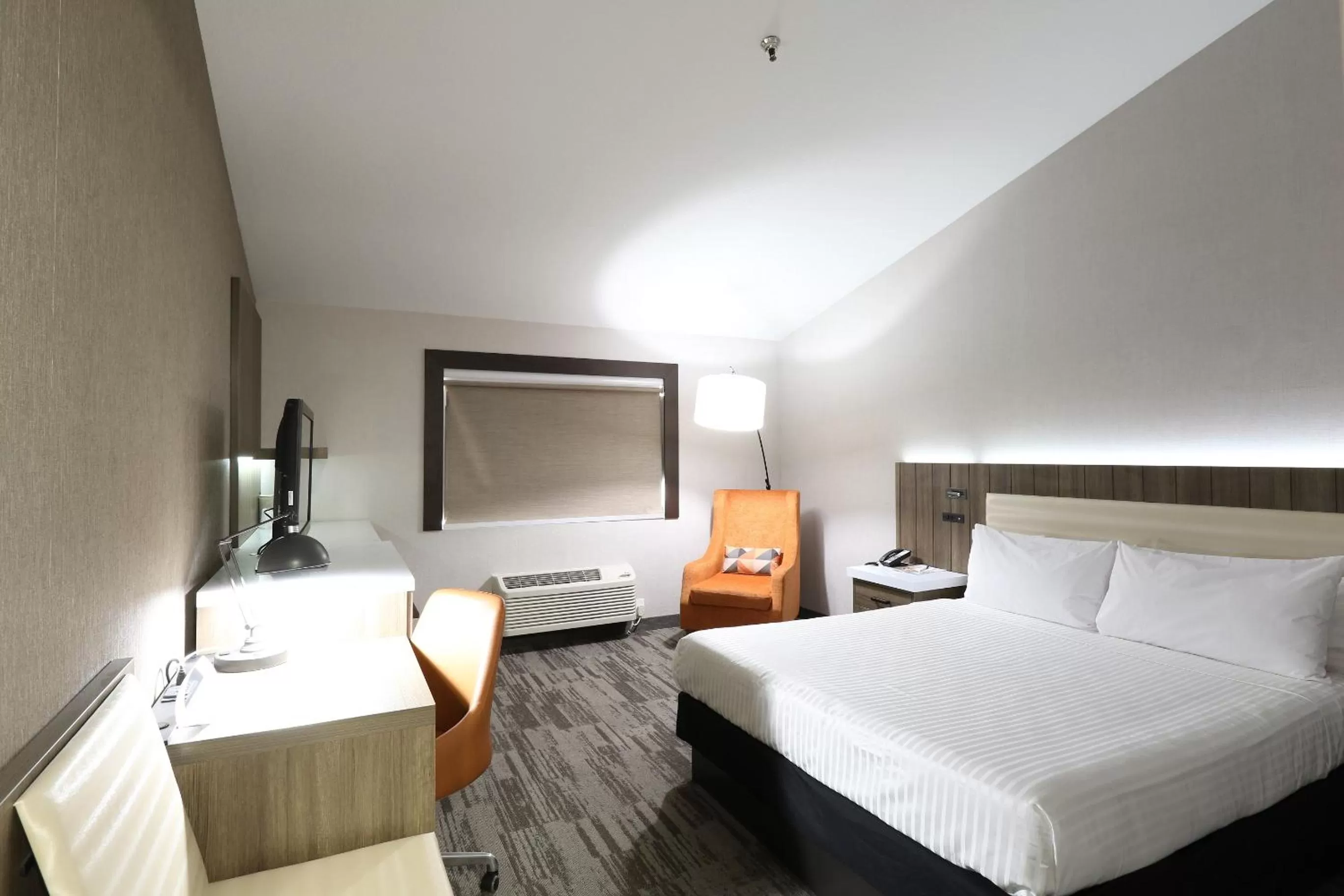 Photo of the whole room, Bed in Modesto Hotel - Gateway to Yosemite