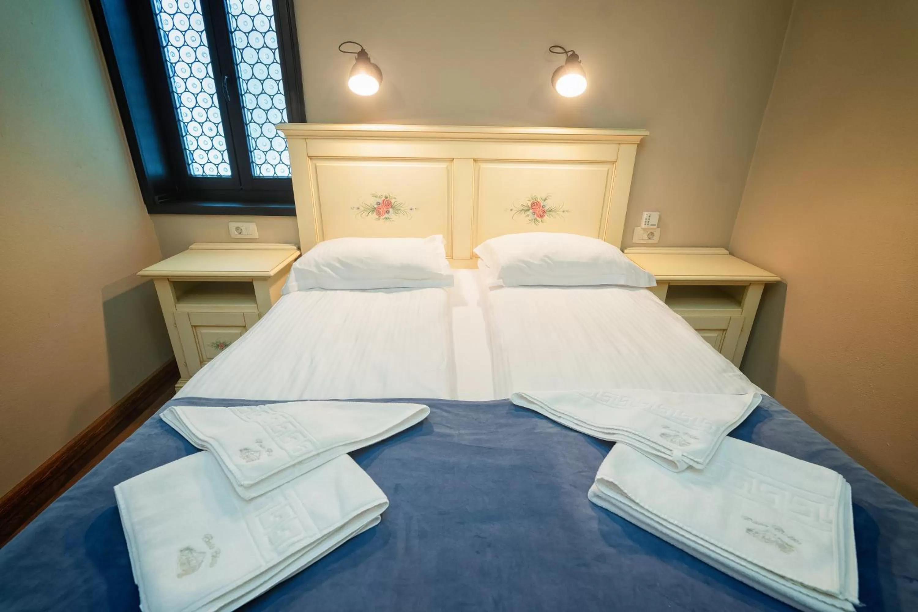 Bed in HOTEL BOUTIQUE CASA CHITIC -HOTEL AND RESTAURANT Str Johann Gott nr7