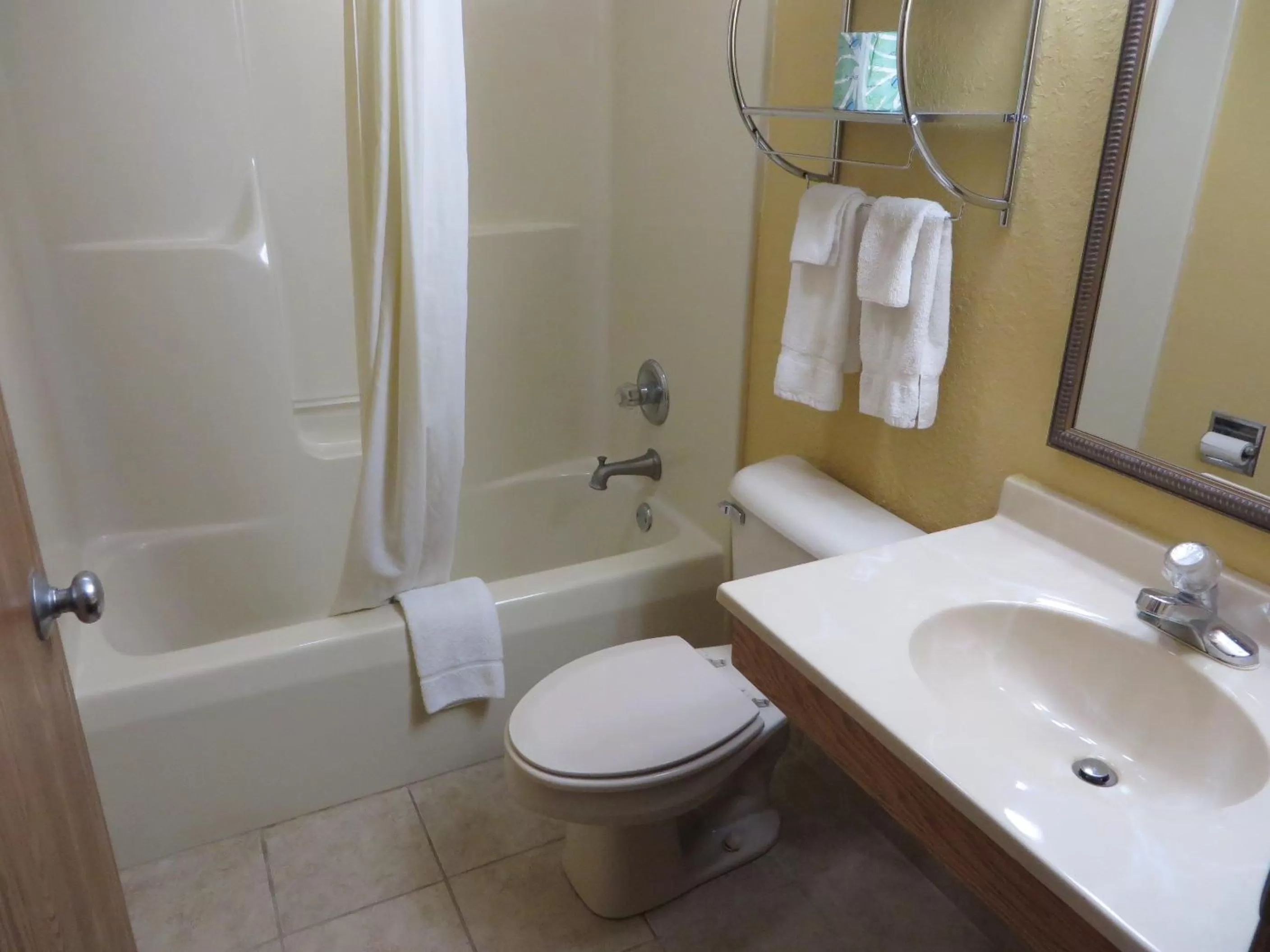 Bathroom in Econo Lodge Chillicothe