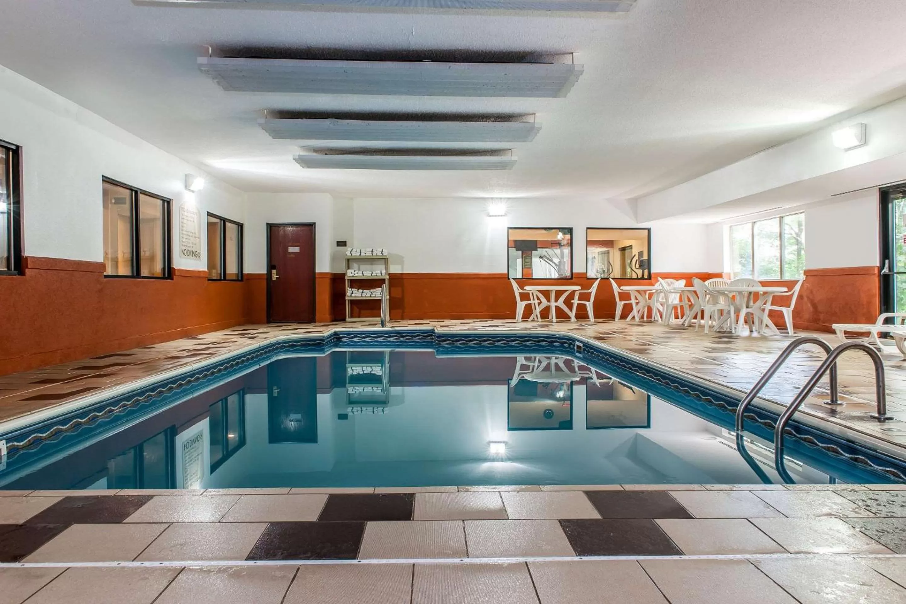 Swimming pool in Comfort Inn Pickerington - Columbus East