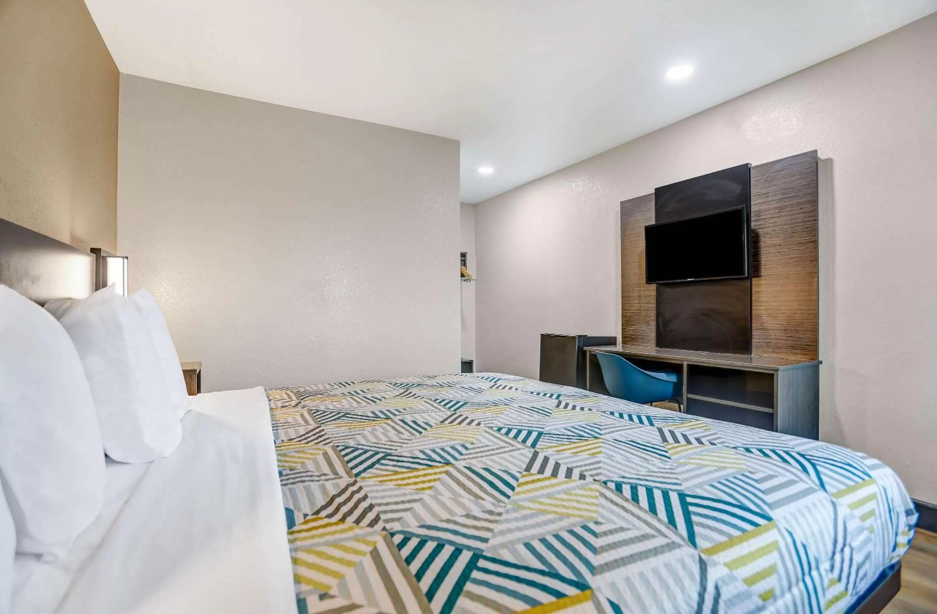 Photo of the whole room, Bed in Motel 6-San Bernardino, CA - South