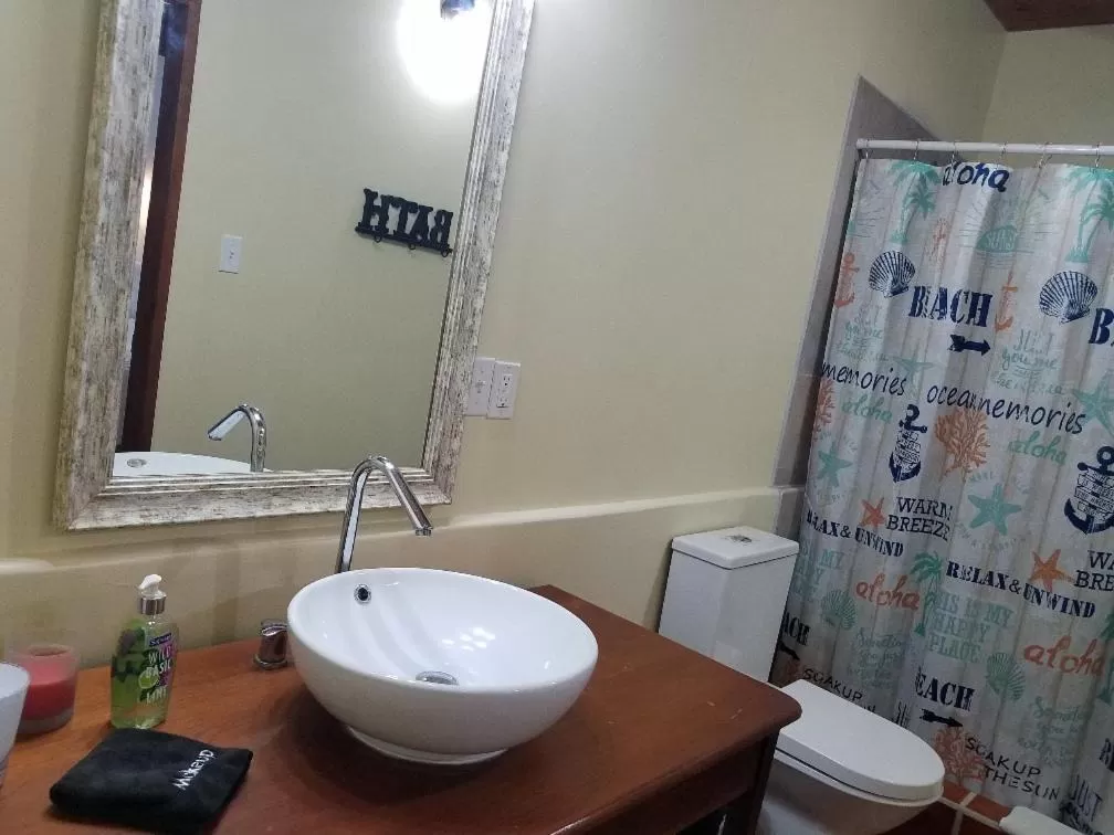 Bathroom in The BNB on Triggerfish Close to the airport