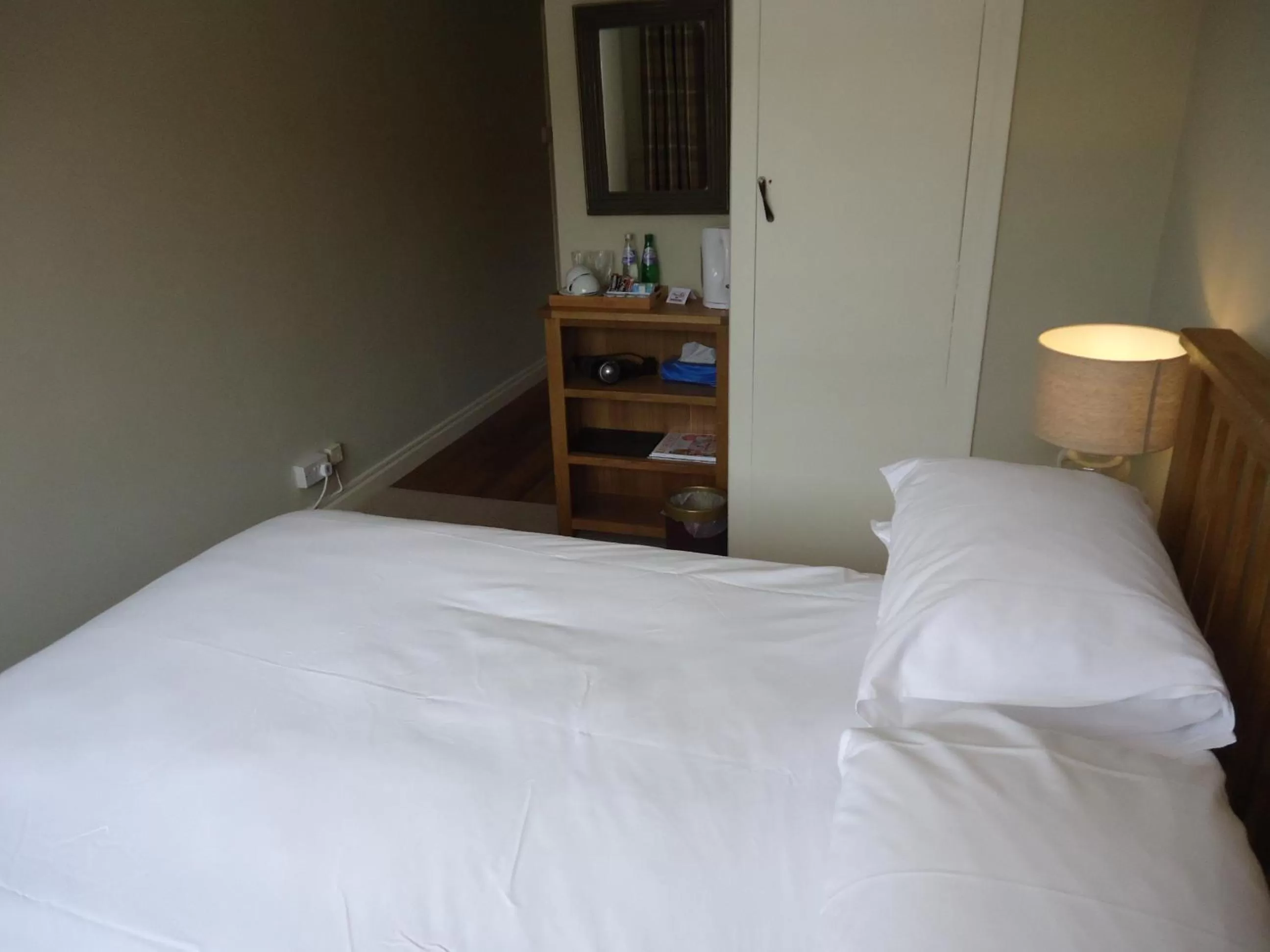 Photo of the whole room, Bed in Royal Oak Hotel